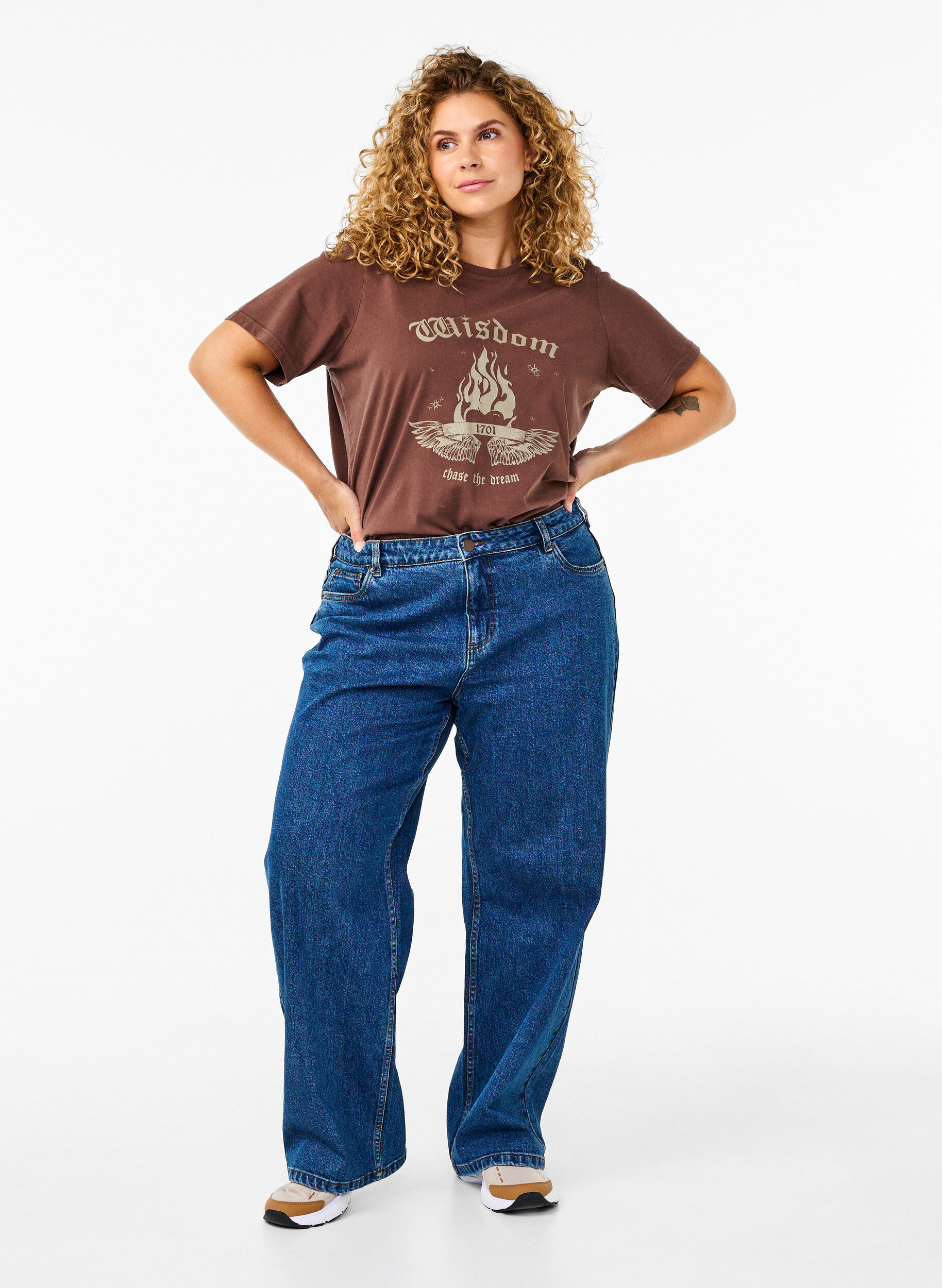 Zizzi Bedrucktes T-Shirt aus Bio-Baumwolle, Braun, Model image number 1