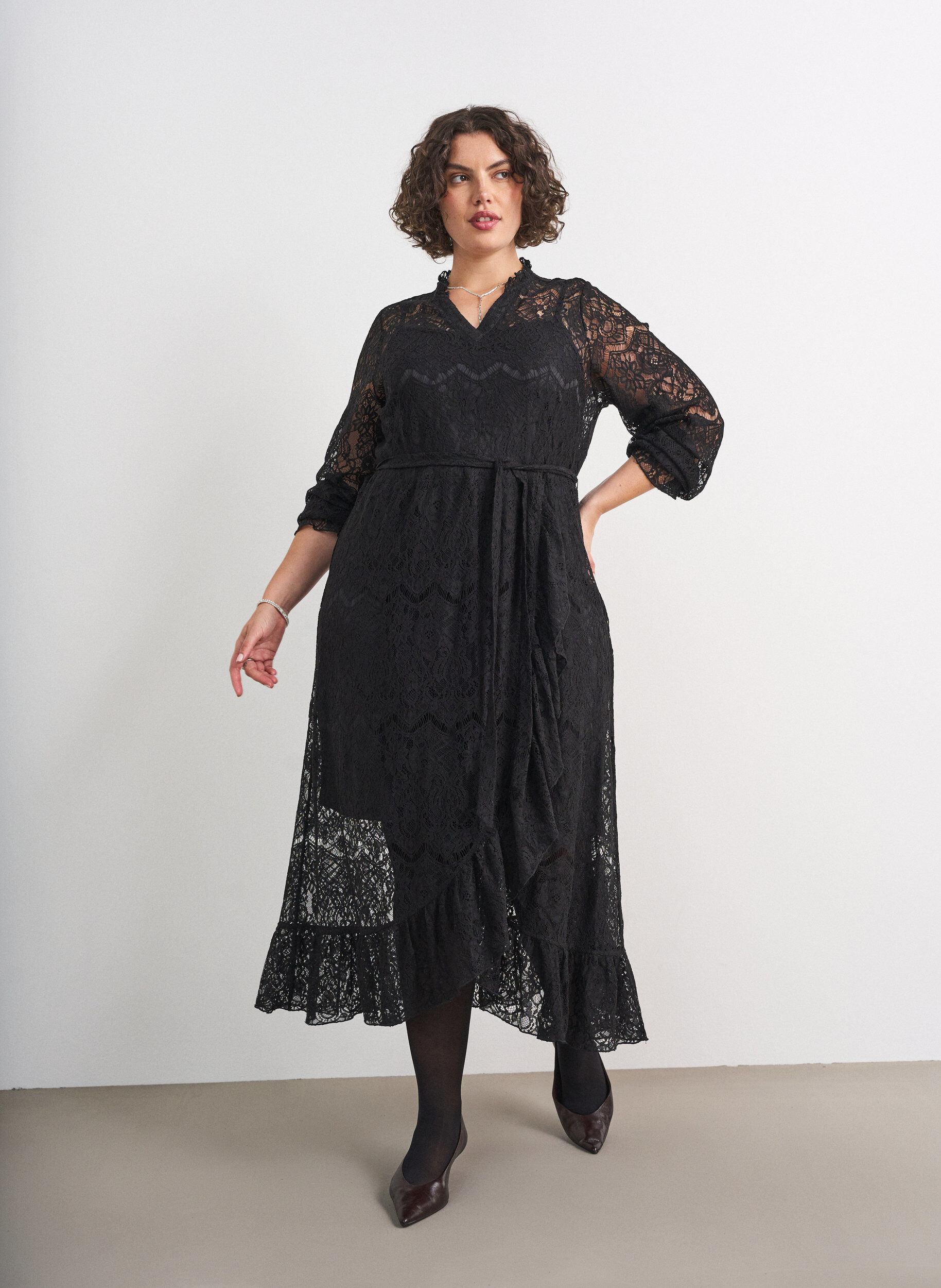 ZizziKleid aus Spitze mit Wickelrock und R&uuml;schen, Schwarz, Model image number 0