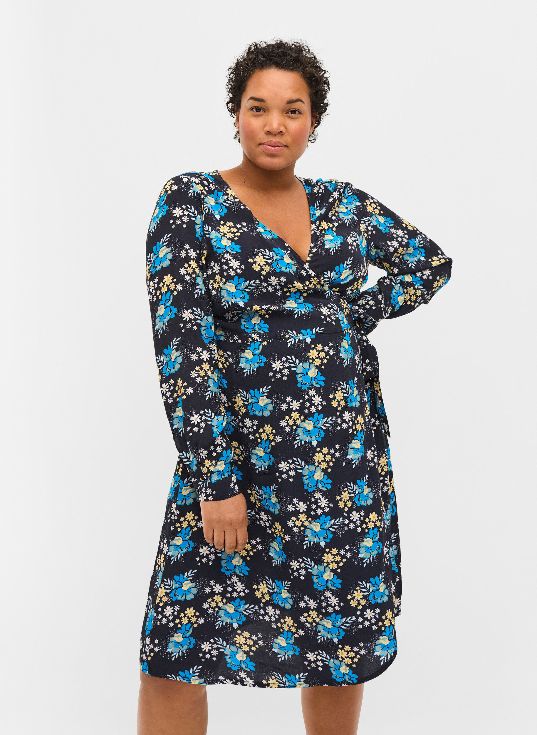 Zizzi Robe cache-c&oelig;ur de grossesse &agrave; fleurs en viscose, Bleu, Model image number 0