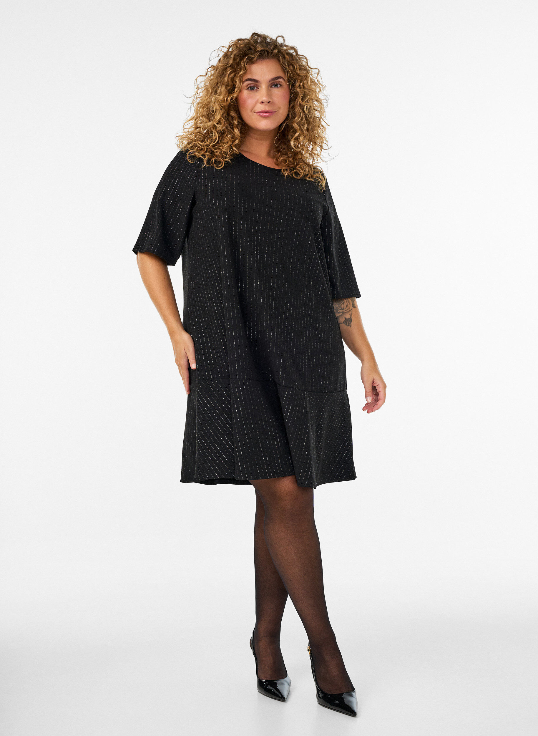 ZizziRobe courte coupe &eacute;vas&eacute;e avec des rayures paillet&eacute;es, Noir, Model image number 1