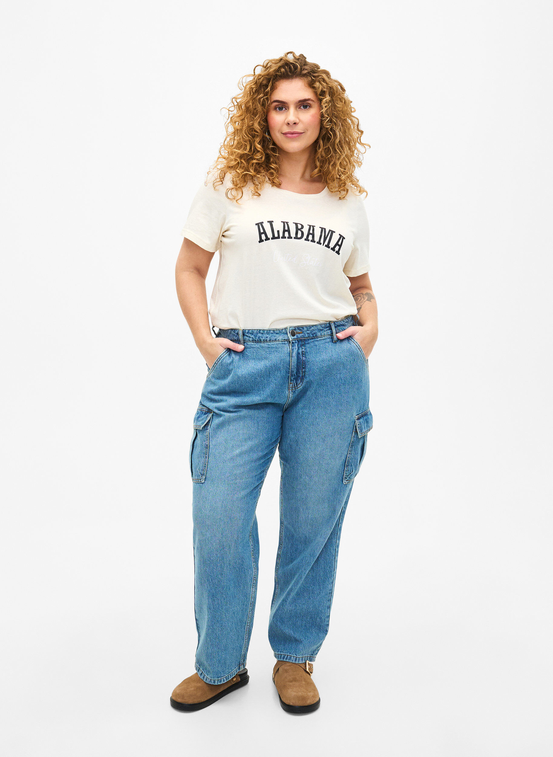 Zizzi T-Shirt aus Baumwolle mit Textaufdruck, Antique W. Alabama, Model image number 2