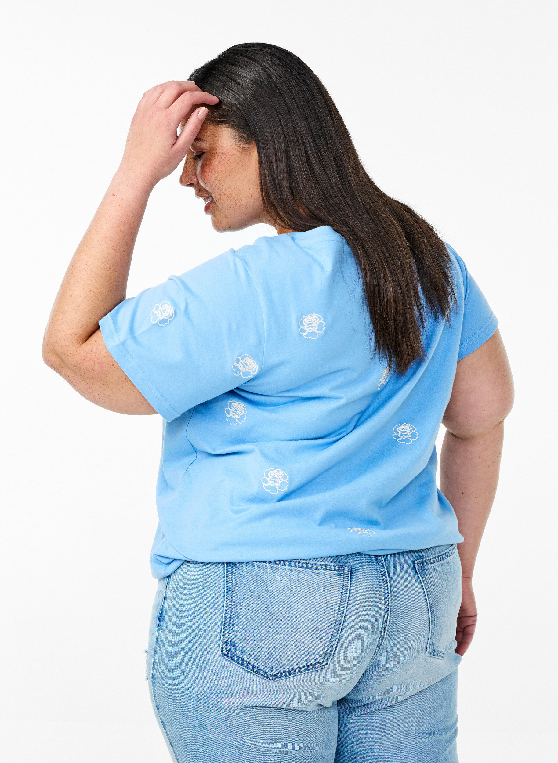 Zizzi T-shirt en coton biologique avec motifs brod&eacute;s, Bleu Clair, Model image number 2