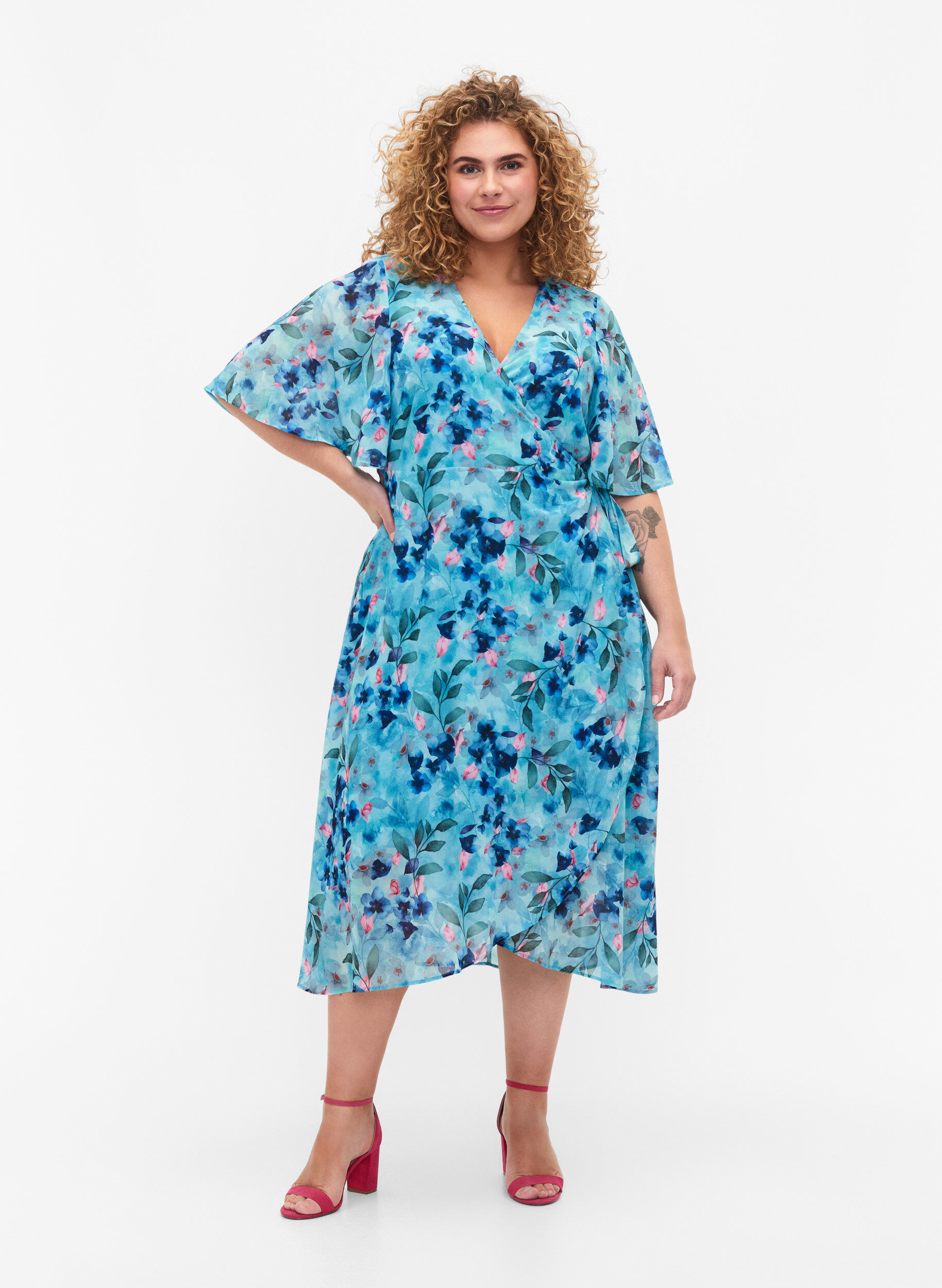Zizzi Robe portefeuille &agrave; manches courtes avec imprim&eacute; floral, Trellis AOP, Model image number 2