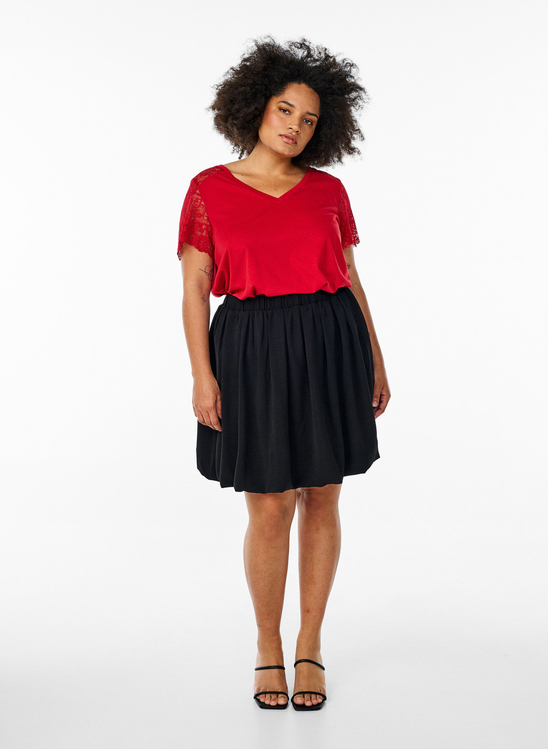 Zizzi T-shirt en coton avec manches courtes en dentelle, Rouge, Model image number 1