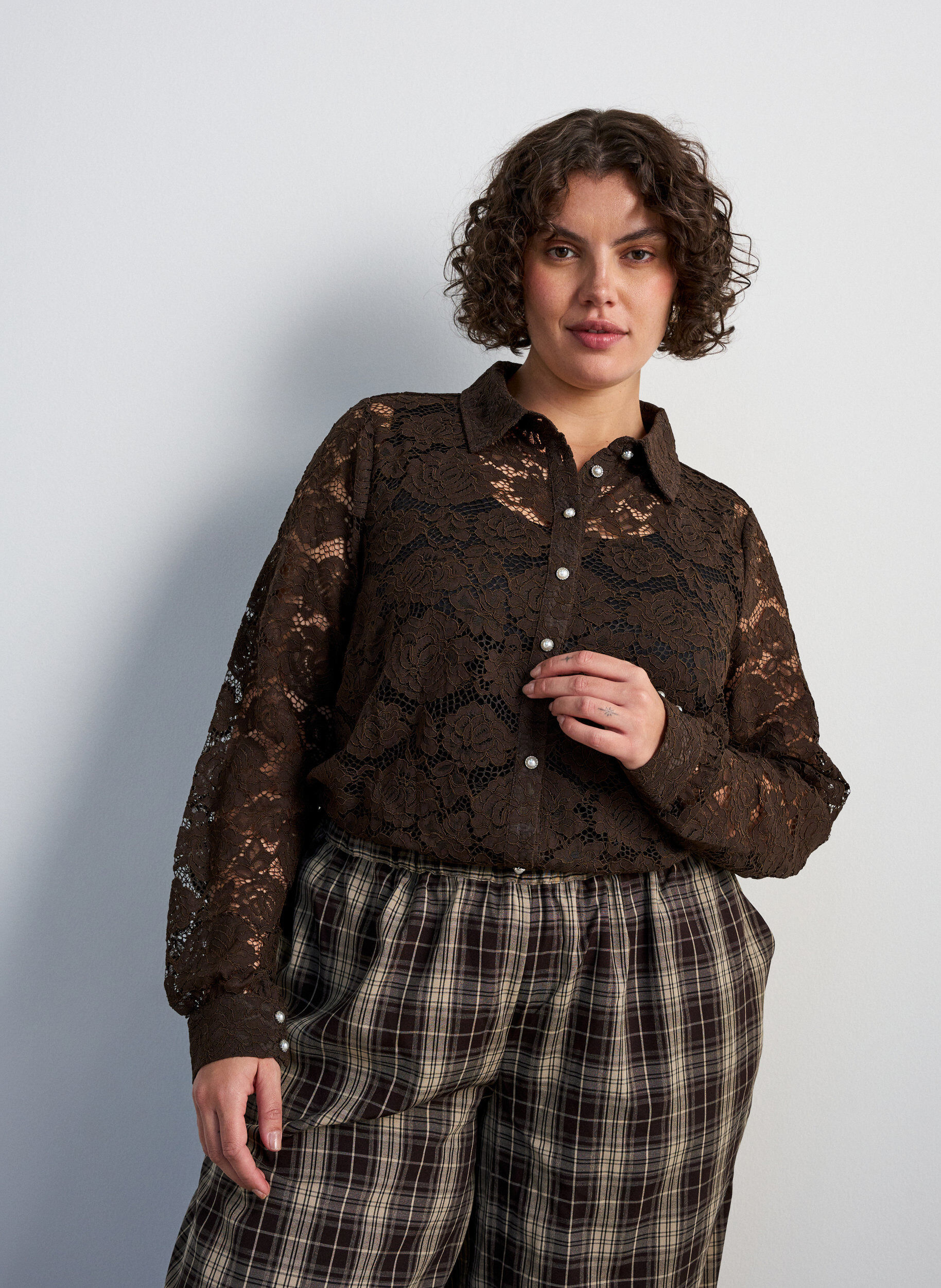 Chemise en dentelle avec boutons nacr&eacute;s, Marron, Model