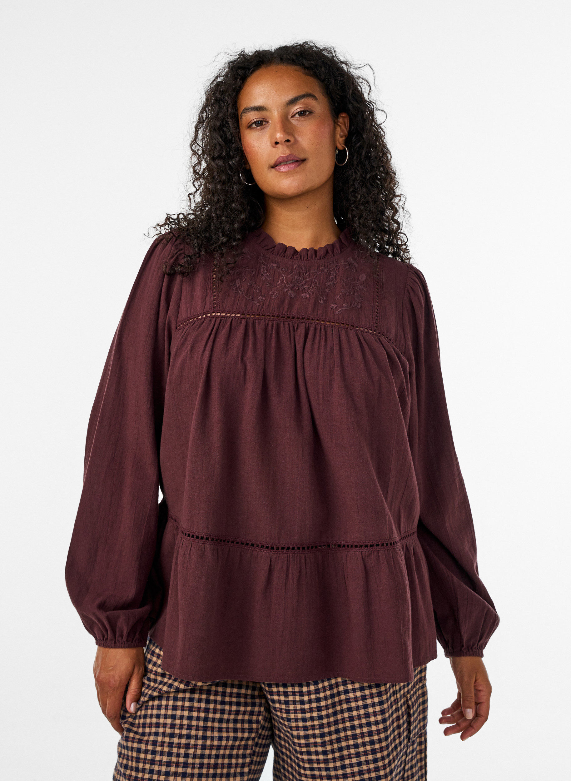 Bluse mit Stickerei und Lochstickerei, Dunkles Bordeaux, Model