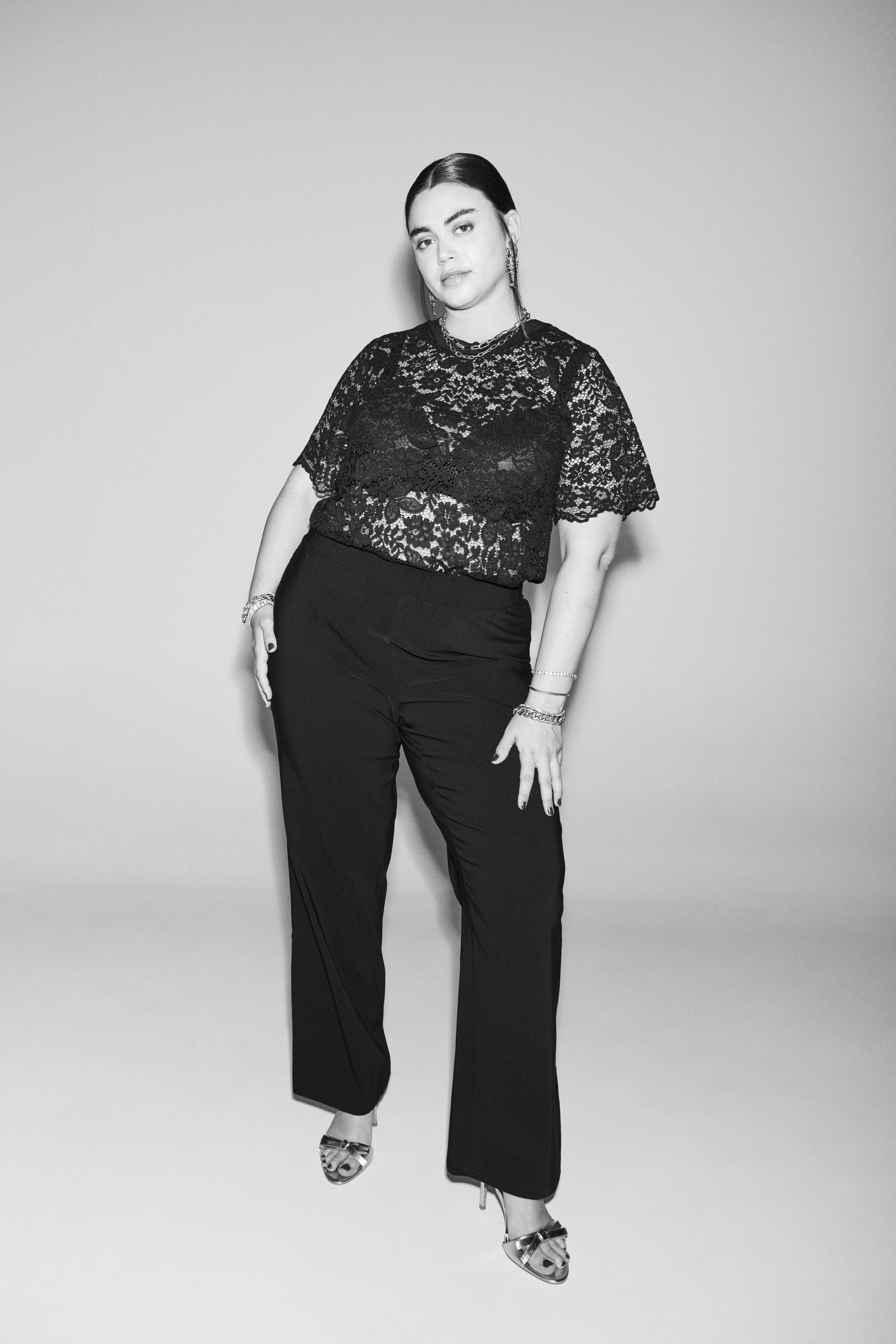 Look avec chemisier en dentelle, , Model