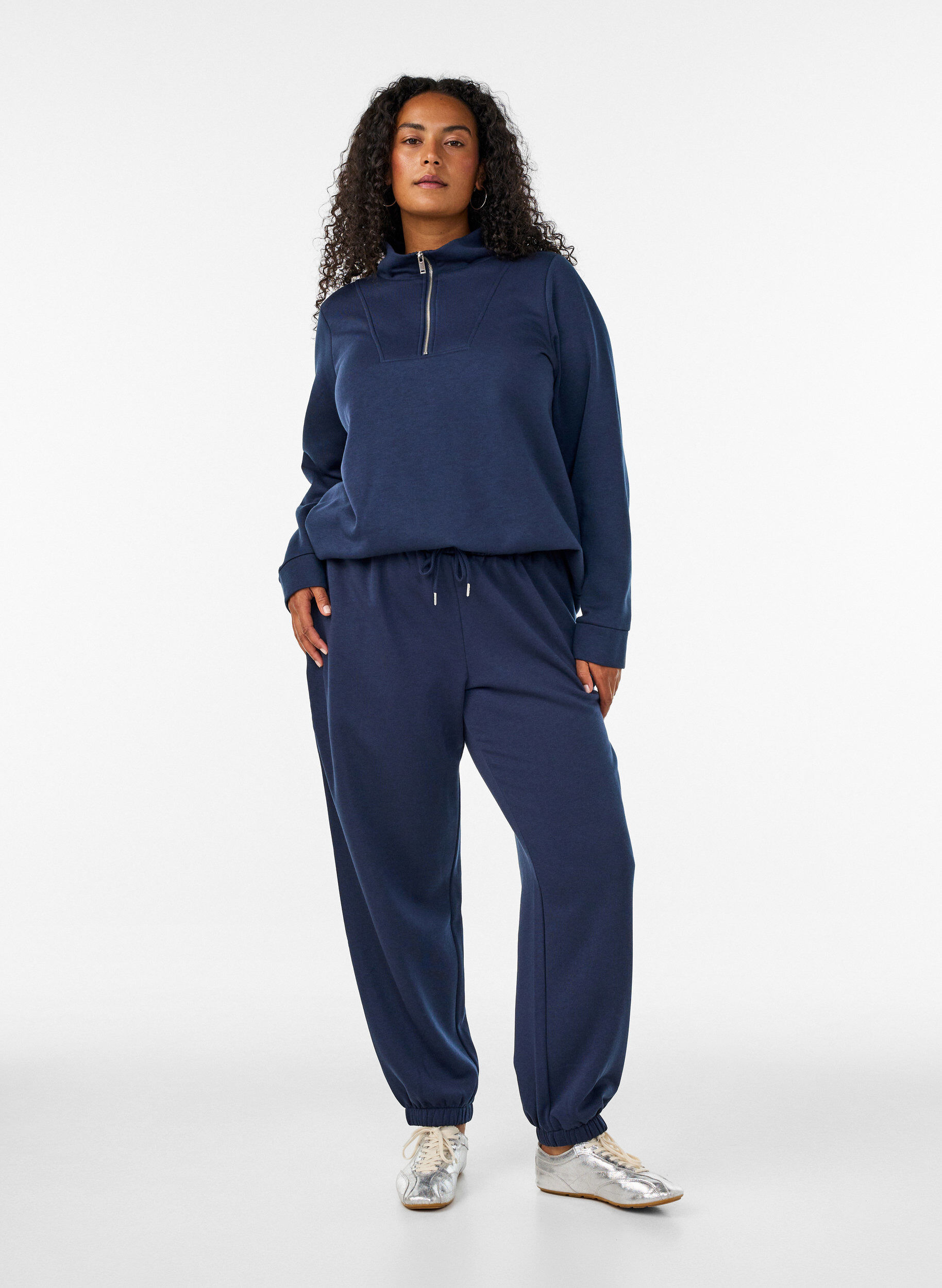 Hoch taillierte Sweatpants mit Kordelzug, Blau, Model