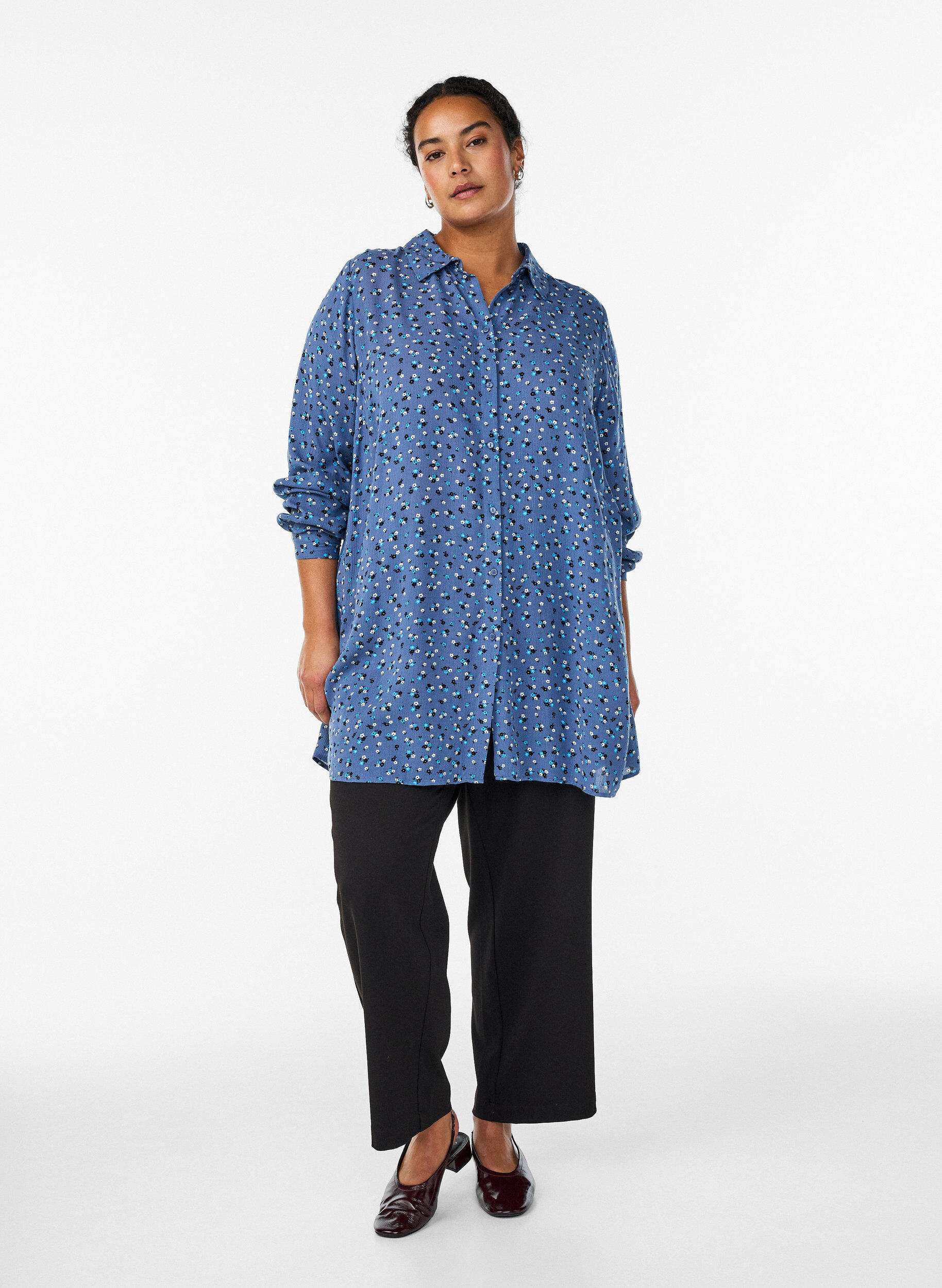 Zizzi Lange Bluse mit gebl&uuml;mtem Print, Blau, Model image number 1