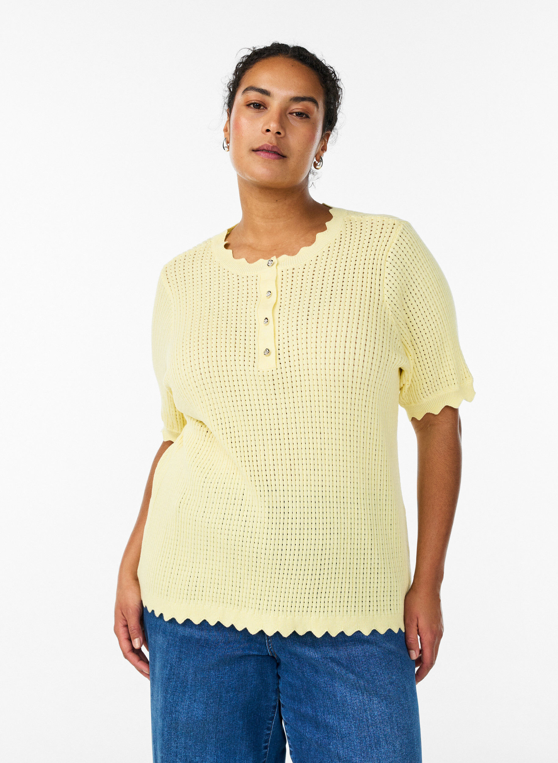Kurz&auml;rmelige Strickbluse mit Lochmuster und Wellenkanten, Gelb, Model