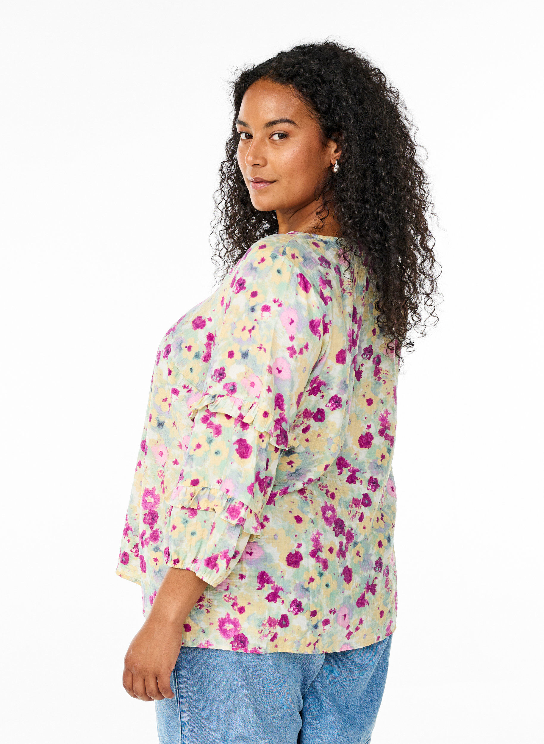 Zizzi Bluse mit R&uuml;schendetails und Blumendruck, Vanille, Model image number 2