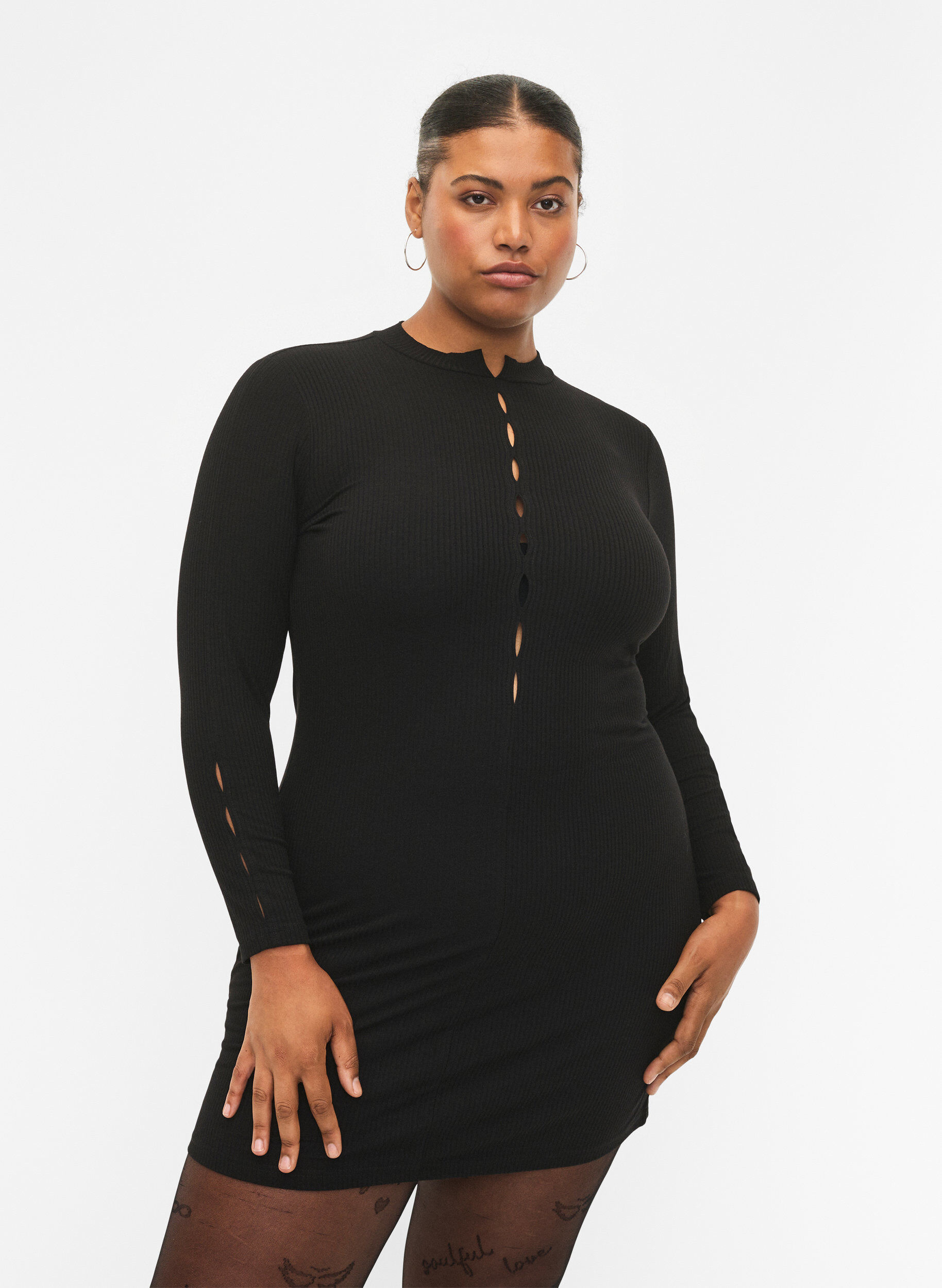 Zizzi Passendes Kleid mit Ausschnittdetails, Black, Model image number 0