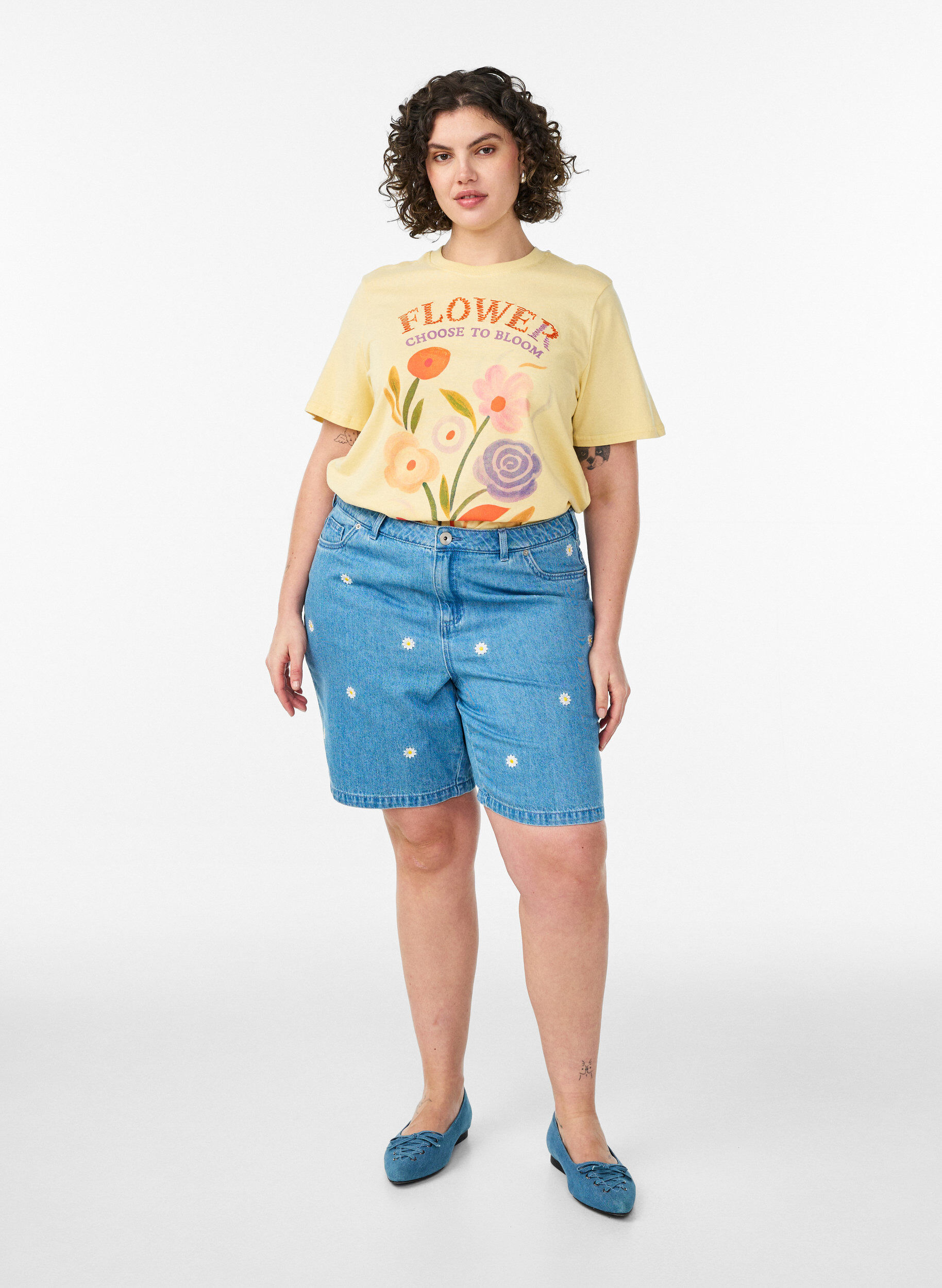 Zizzi Hoch taillierte Jeansshorts mit gebl&uuml;mter Stickerei, Blau, Model image number 1