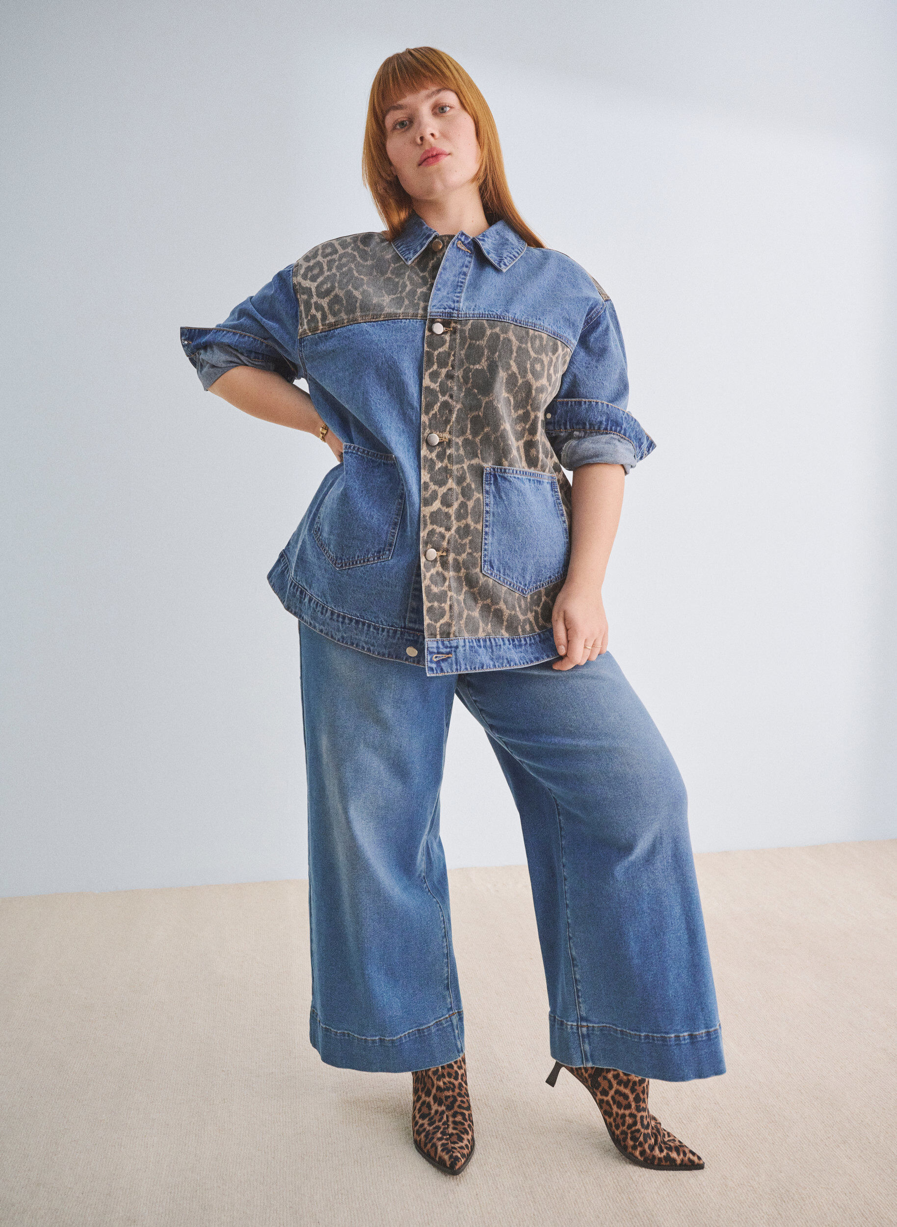 Zizzi Jean flare &agrave; coupe &eacute;vas&eacute;e, Bleu, Image image number 0