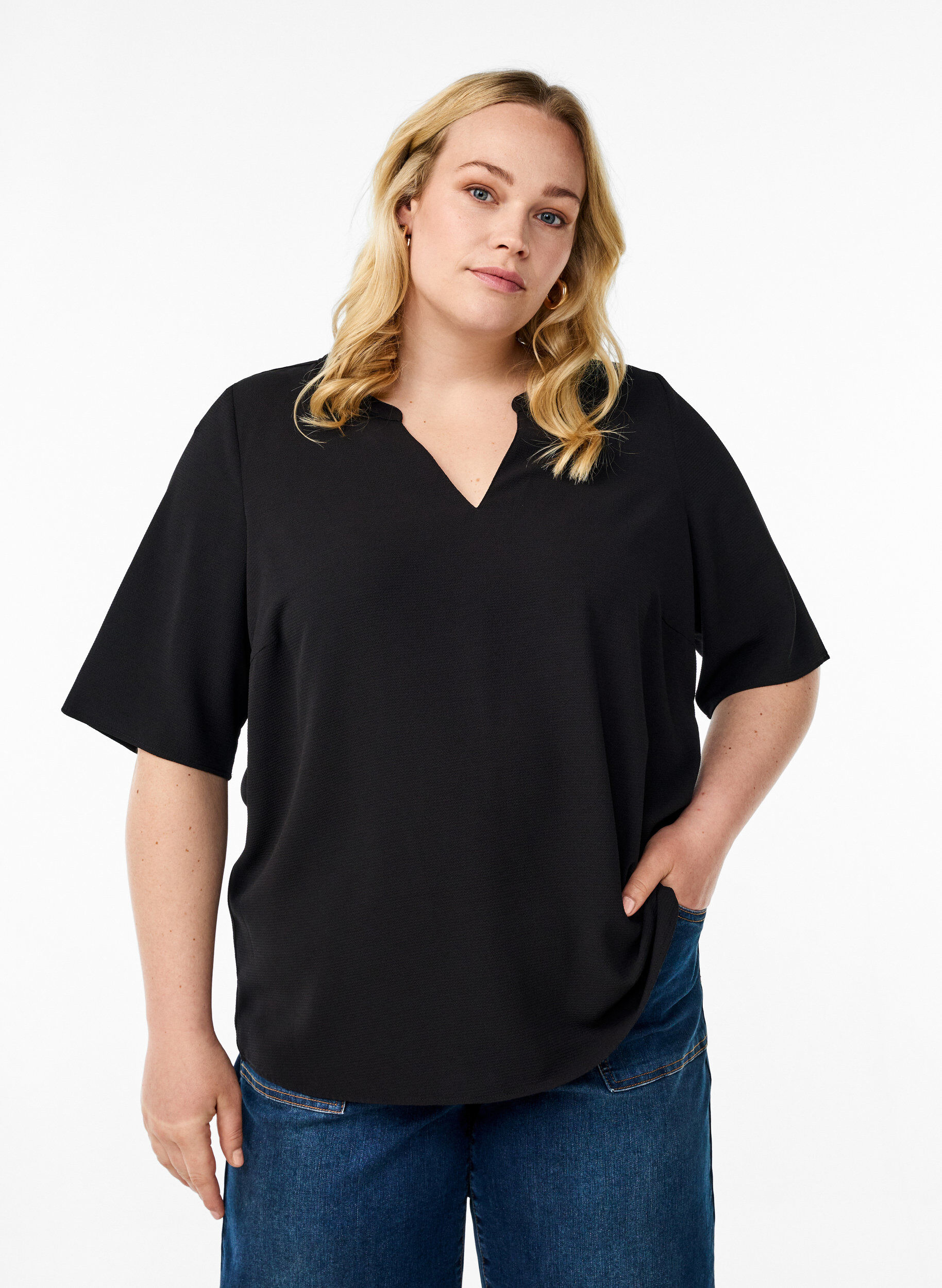 Zizzi Kurz&auml;rmlige Bluse mit V-Ausschnitt, Schwarz, Model image number 0