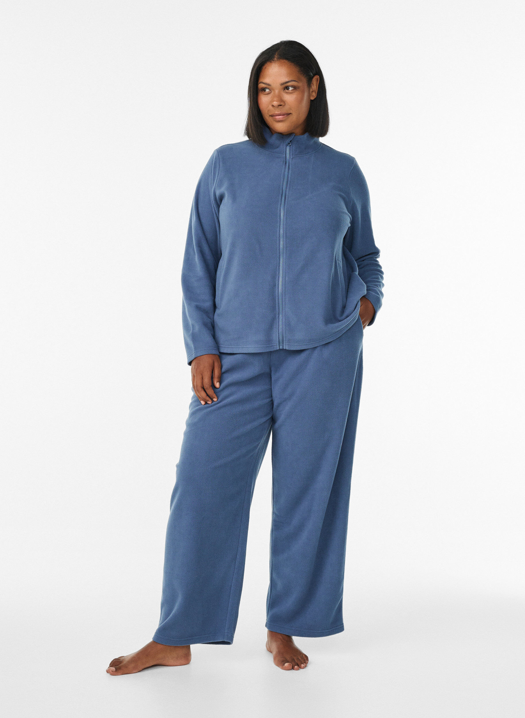Hoch taillierte Hose aus Fleece mit Taschen, Blau, Model