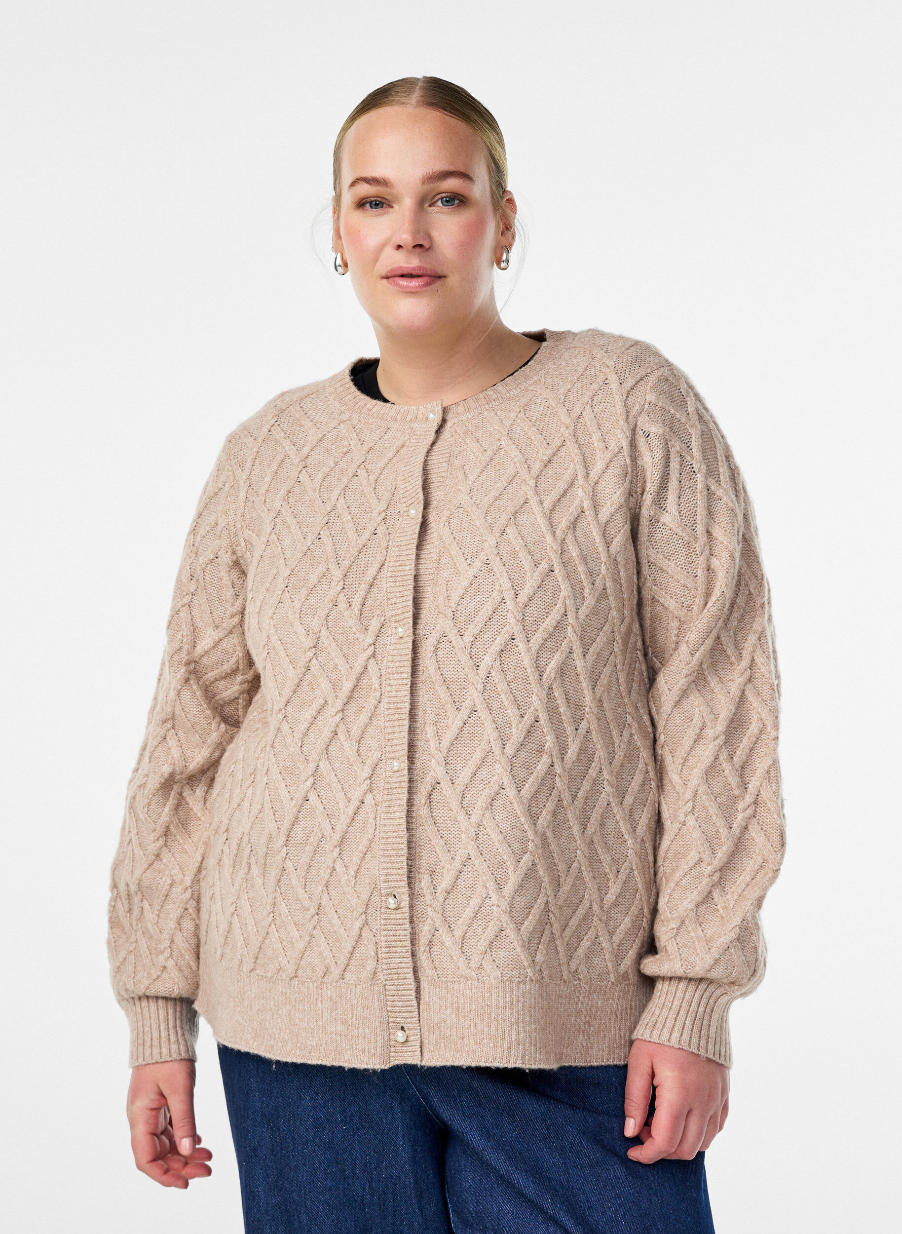 Zopfmuster Strickjacke mit Perlenkn&ouml;pfen, Beige, Model