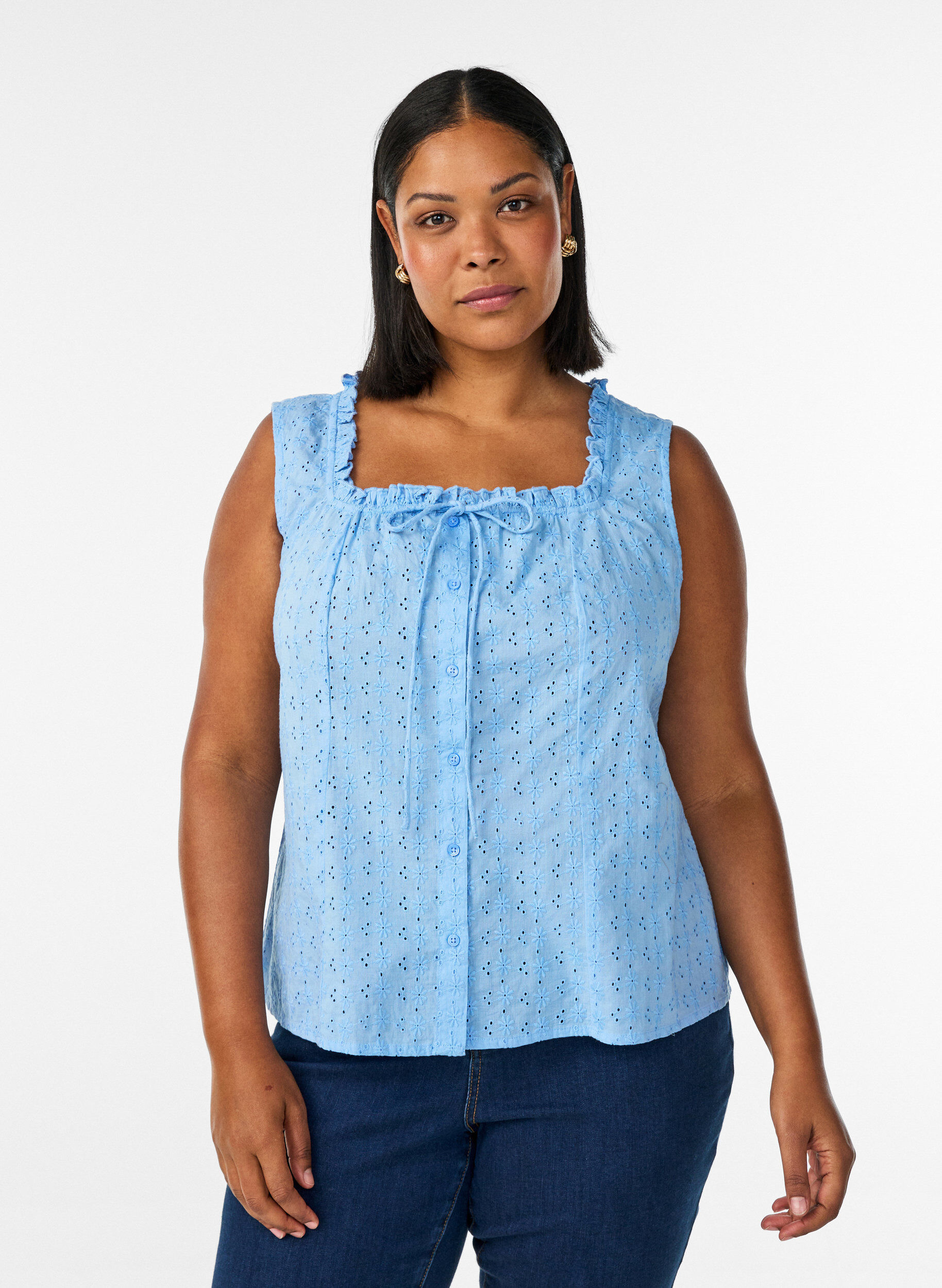 &Auml;rmellose Bluse mit Lochstickerei und R&uuml;schen, Blau, Model