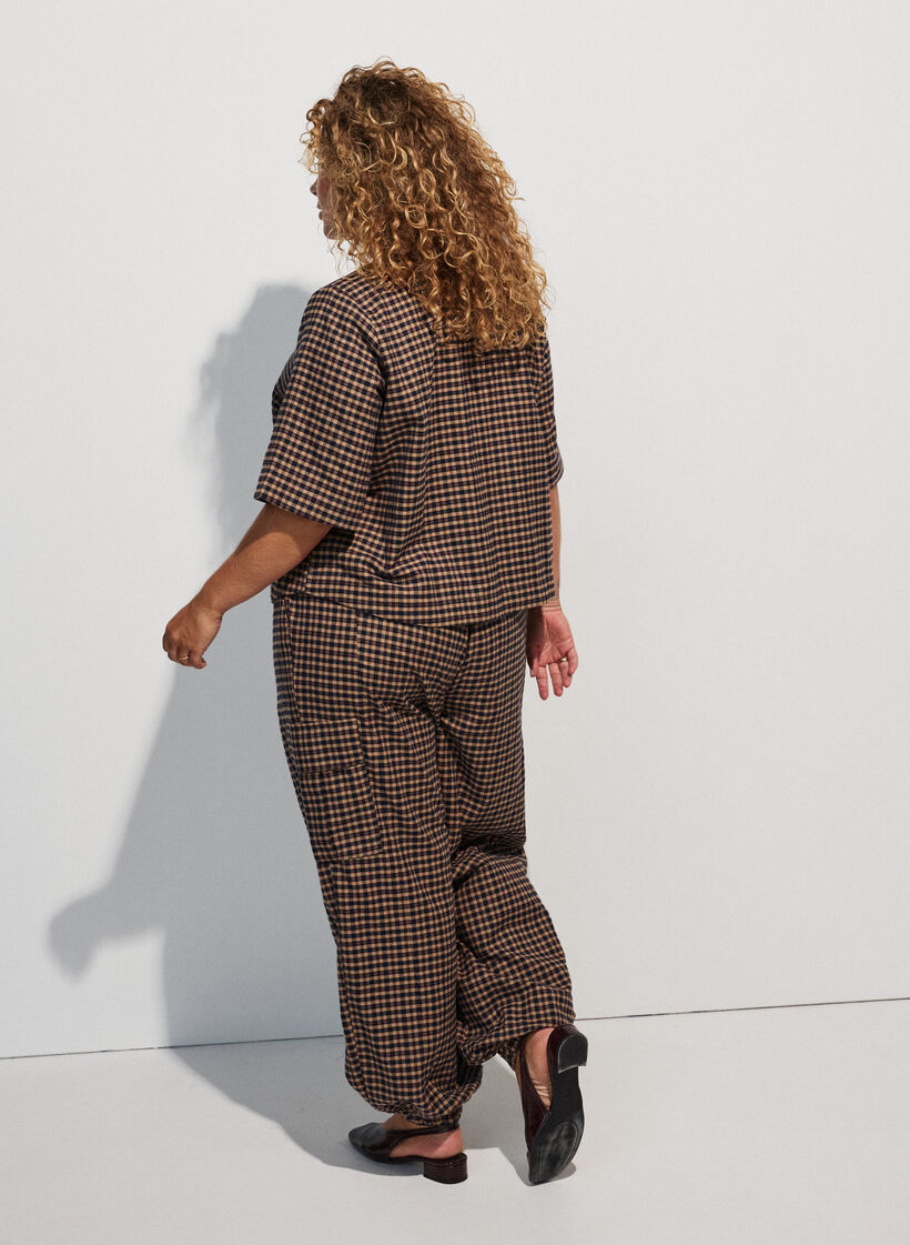 Karierte Bluse mit Brusttaschen, Braun, Model