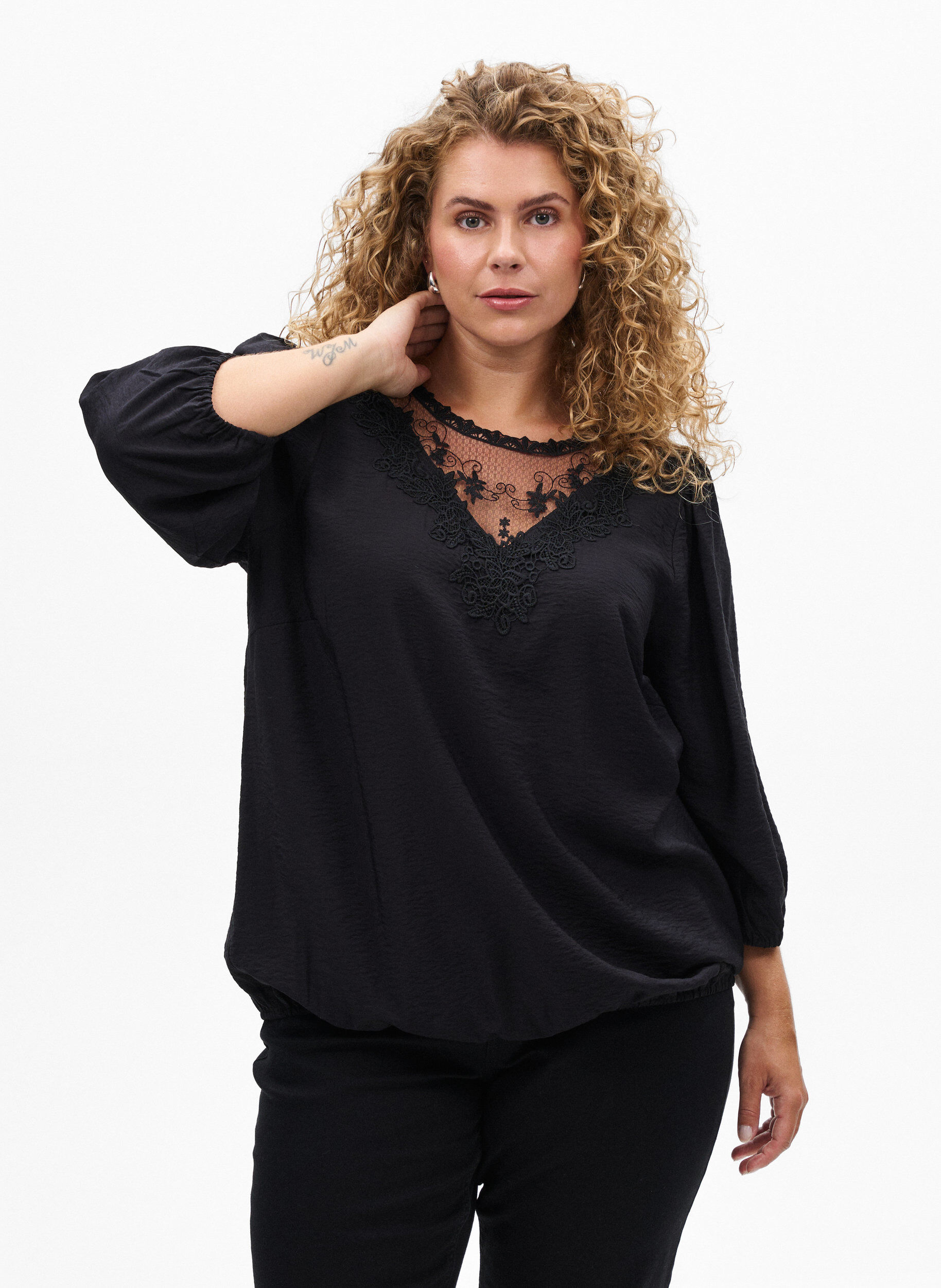 Zizzi Blouse avec manches 3/4 et d&eacute;tails en dentelle, Noir, Model image number 0