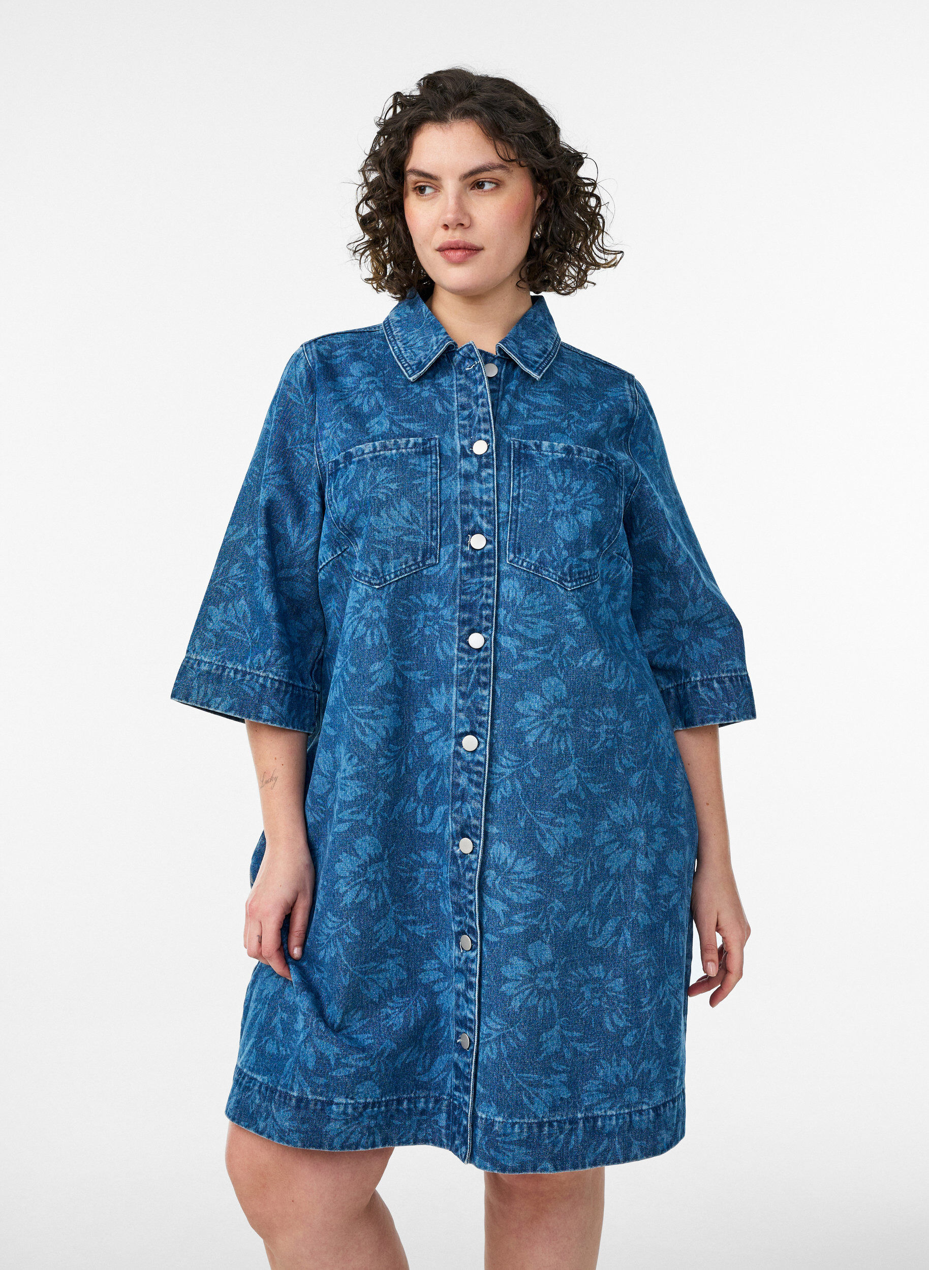 Robe en jean &agrave; imprim&eacute; floral avec poches poitrine, Bleu, Model