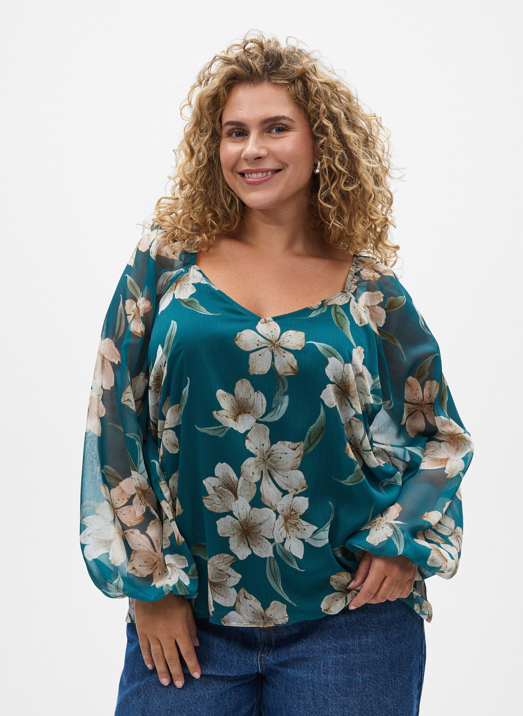 Bluse aus Chiffon mit gebl&uuml;mtem Print und langen &Auml;rmeln, Gr&uuml;n, Model