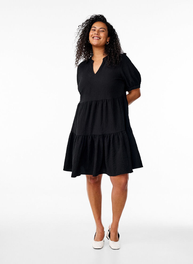 Robe courte coupe &eacute;vas&eacute;e, Noir, Model image number 1