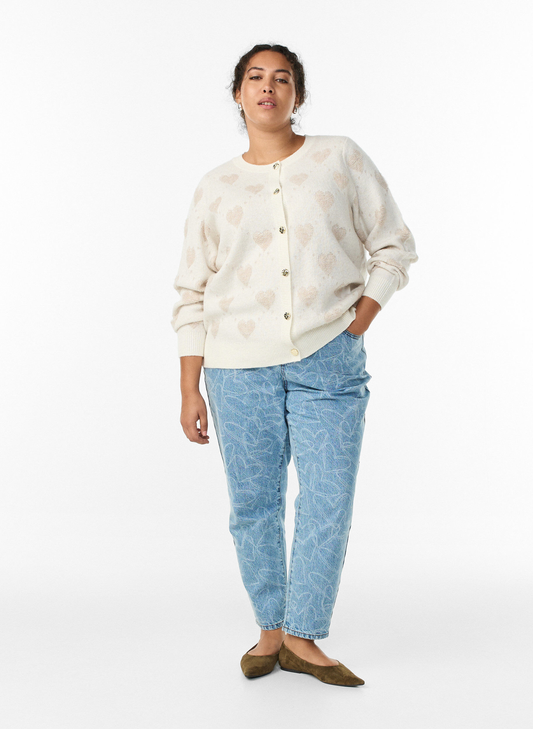 Zizzi Strickjacke mit Herzen und goldenen Kn&ouml;pfen, Beige, Model image number 1