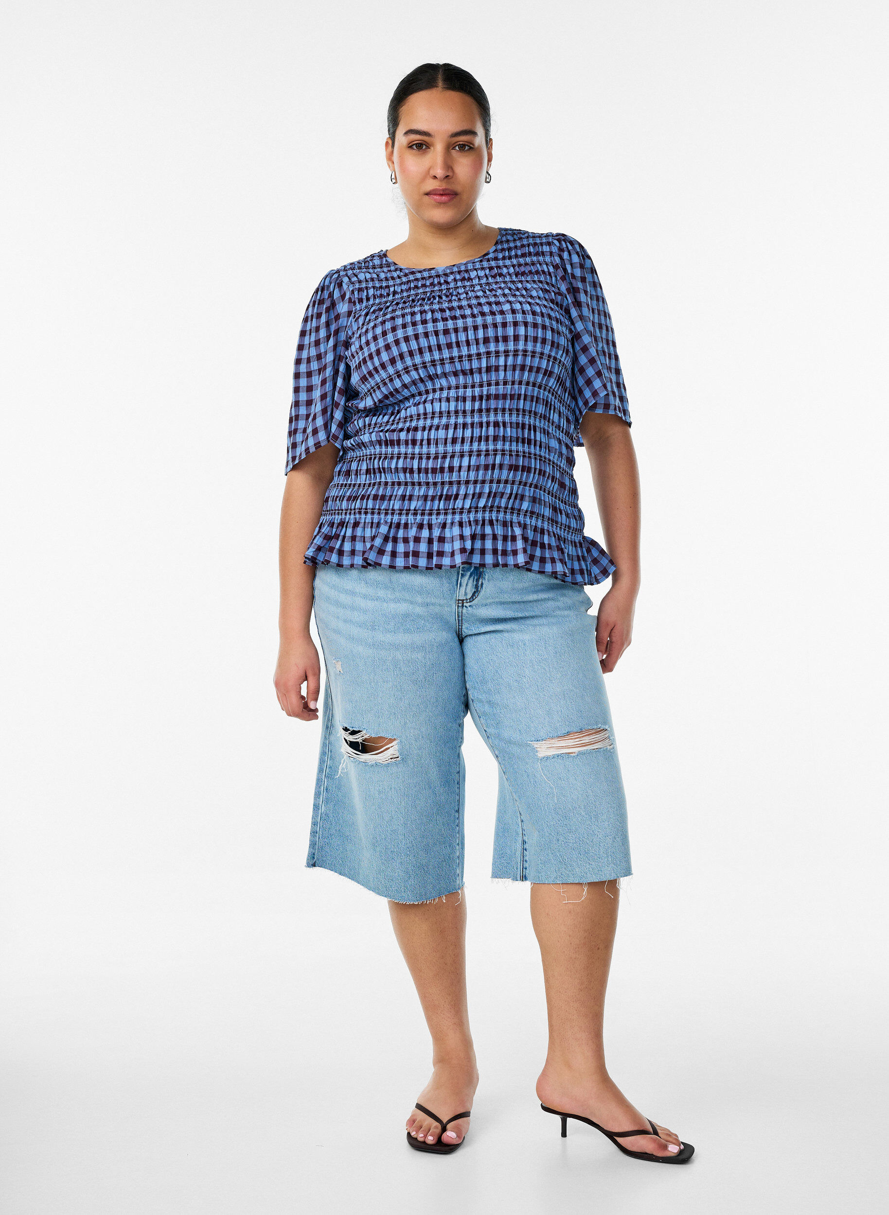 Jean cropped &agrave; effet us&eacute; et bords bruts, Bleu Clair, Model