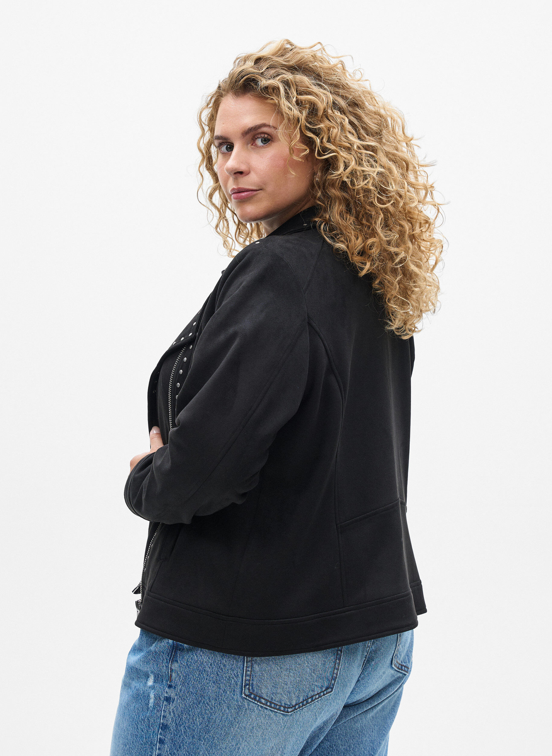 Zizzi Veste motard en similicuir su&eacute;d&eacute; avec clous, Noir, Model image number 2