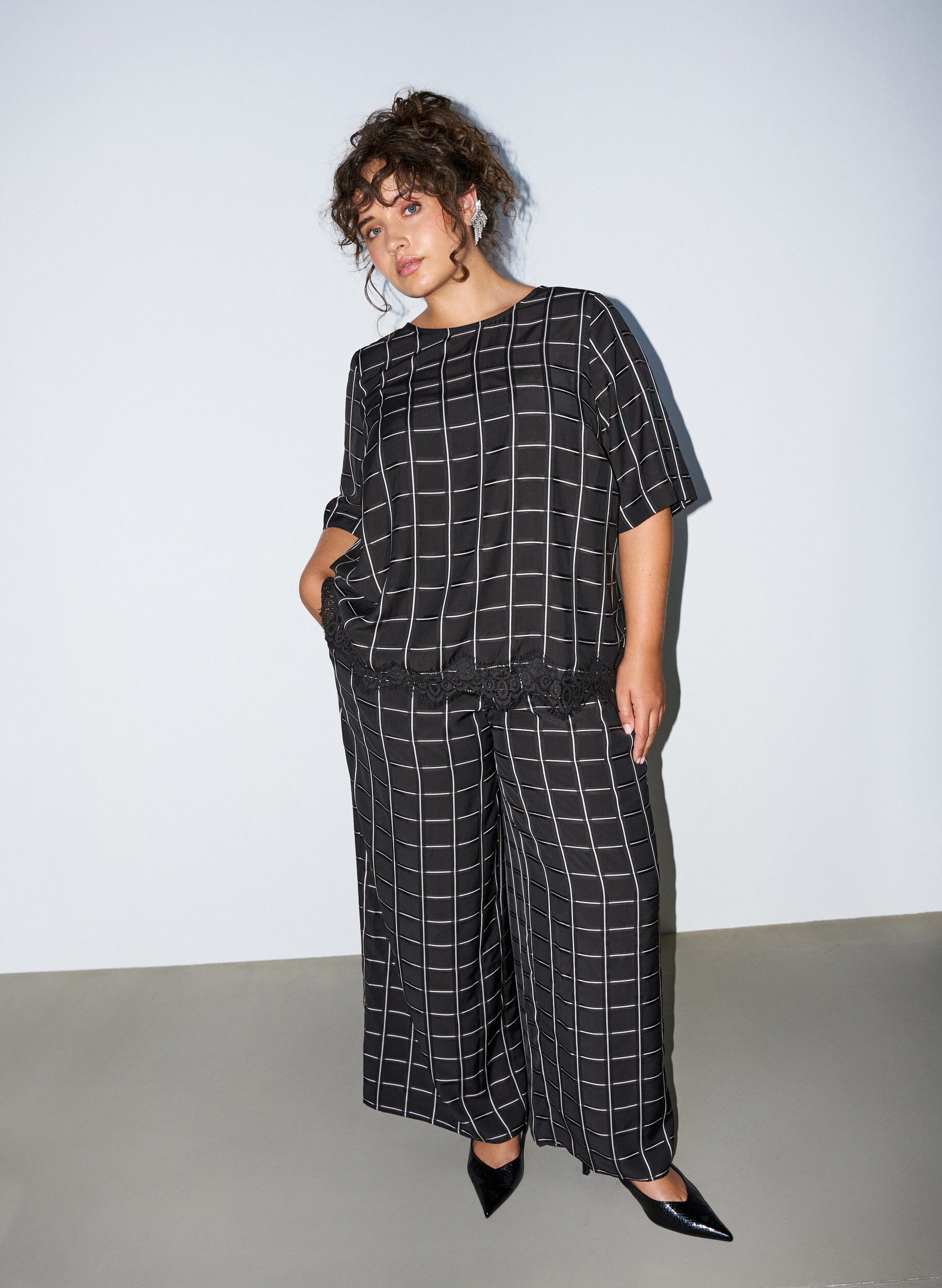 ZizziKarierte Hose mit weitem Bein, Schwarz, Model image number 0