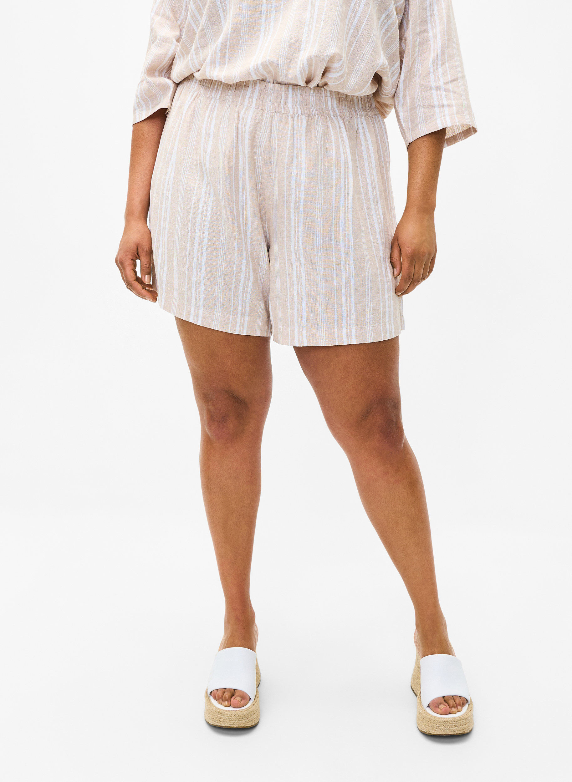 Zizzi Gestreifte kurze Hose aus einer Leinen-Viskose-Mischung, Beige, Model image number 3