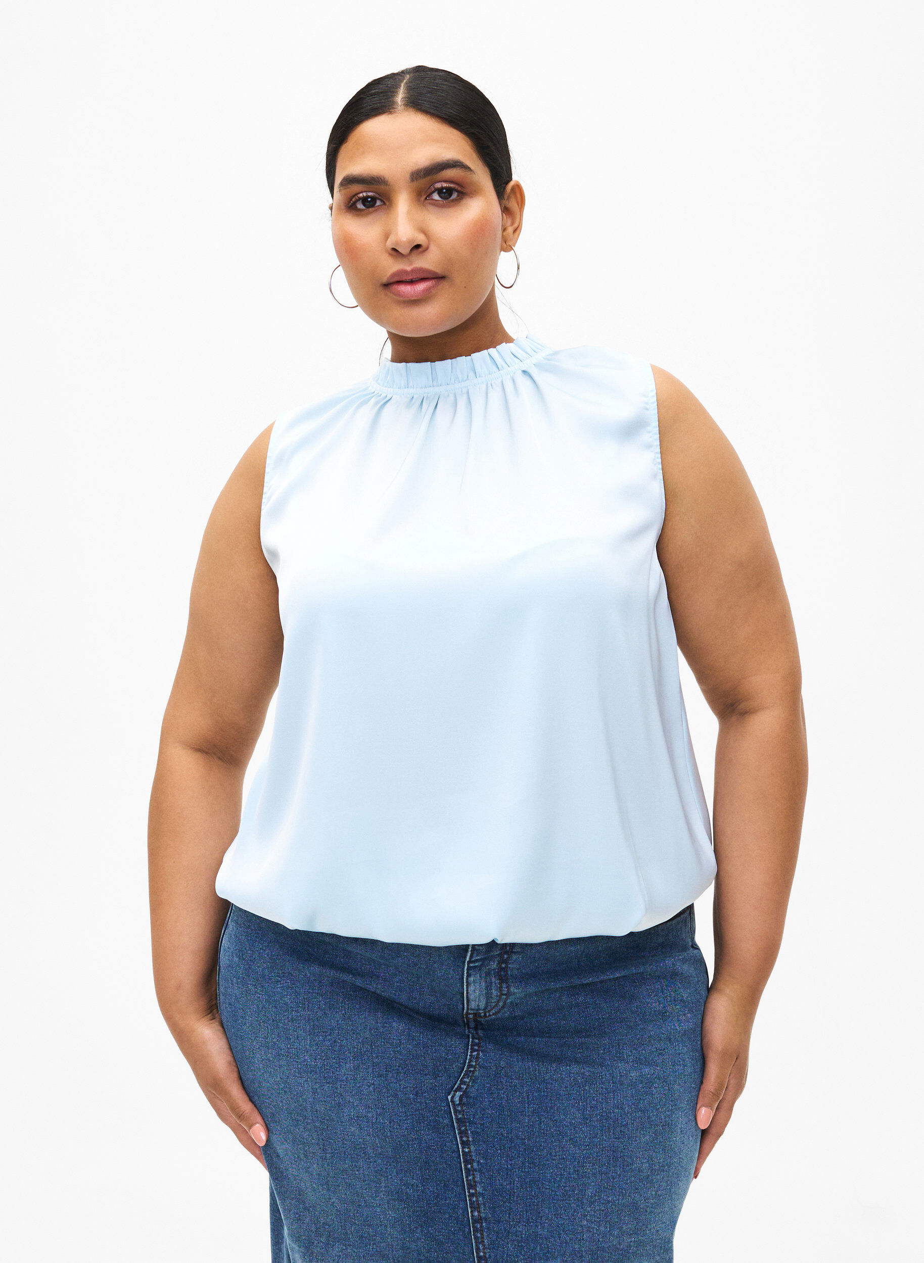 Zizzi Haut festif sans manches en satin, Delicate Blue, Model image number 0