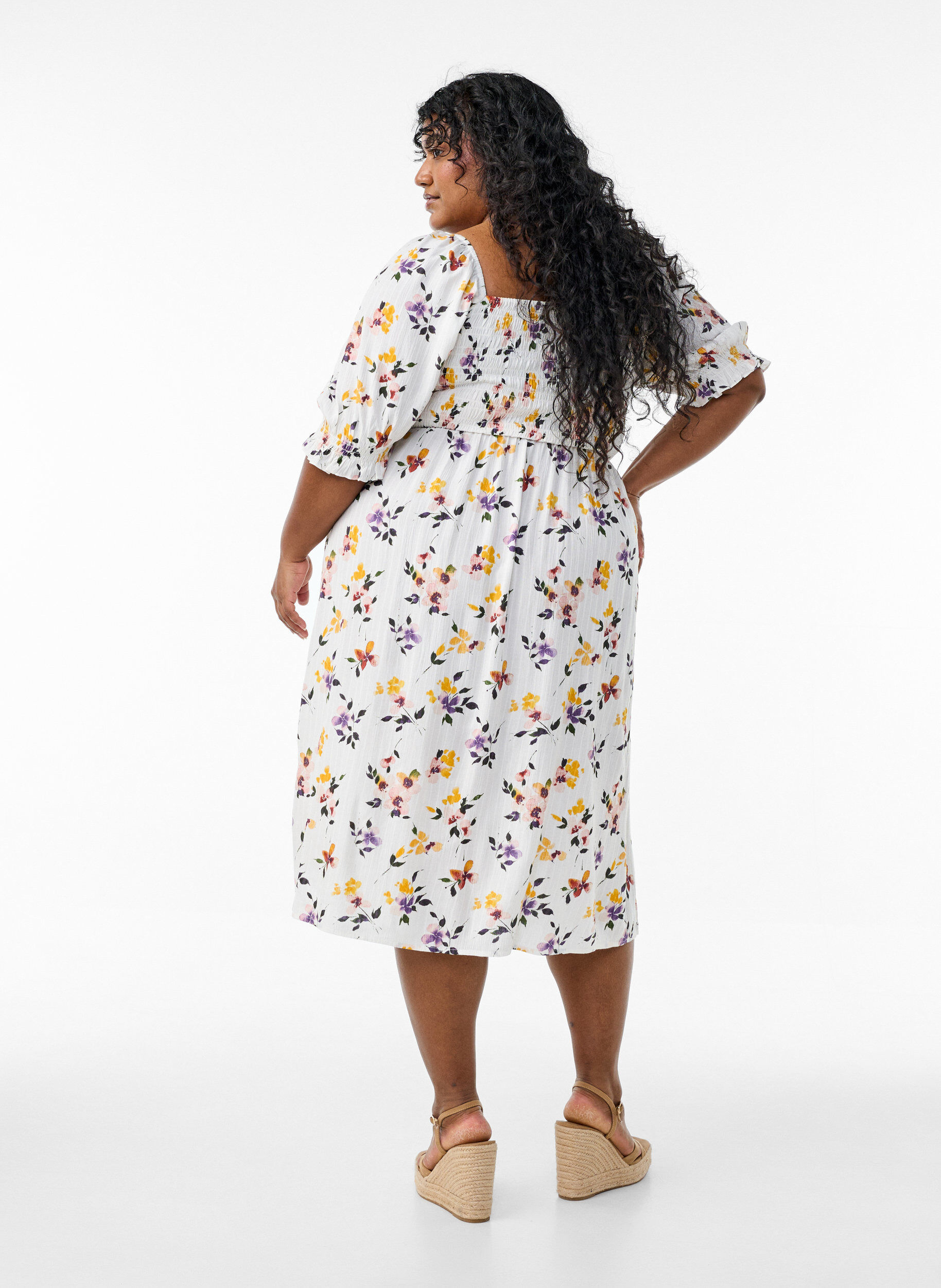 Zizzi Gebl&uuml;mtes Midikleid aus Viskose mit Smok, Wei&szlig;, Model image number 1