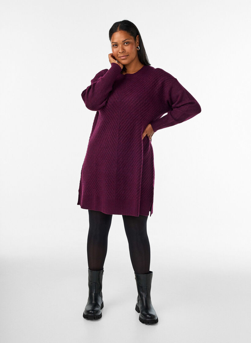 Robe courte en maille avec un motif textur&eacute; en V, Bordeaux, Model image number 1