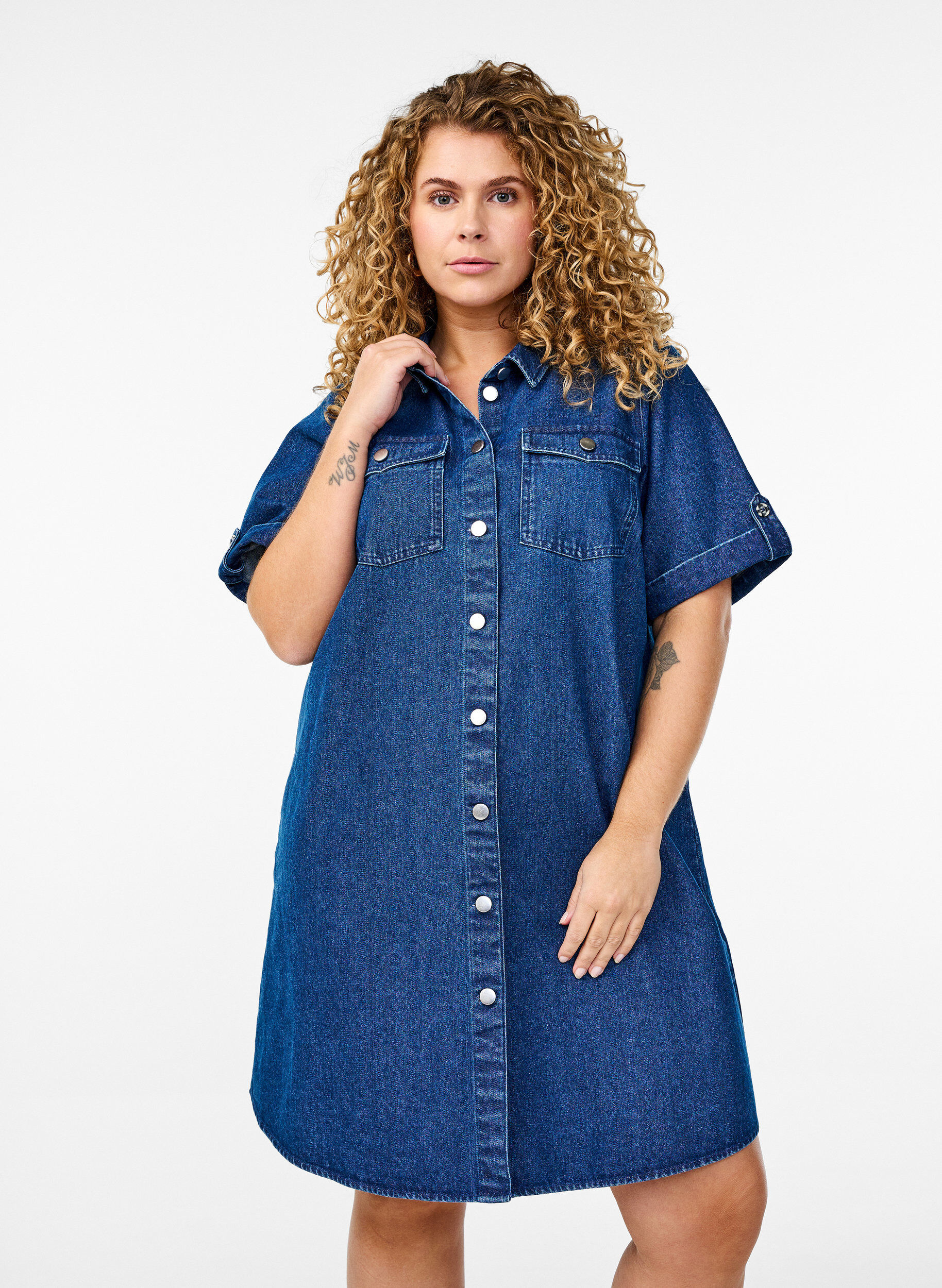 Robe en denim &agrave; manches courtes et boutons, Bleu, Model