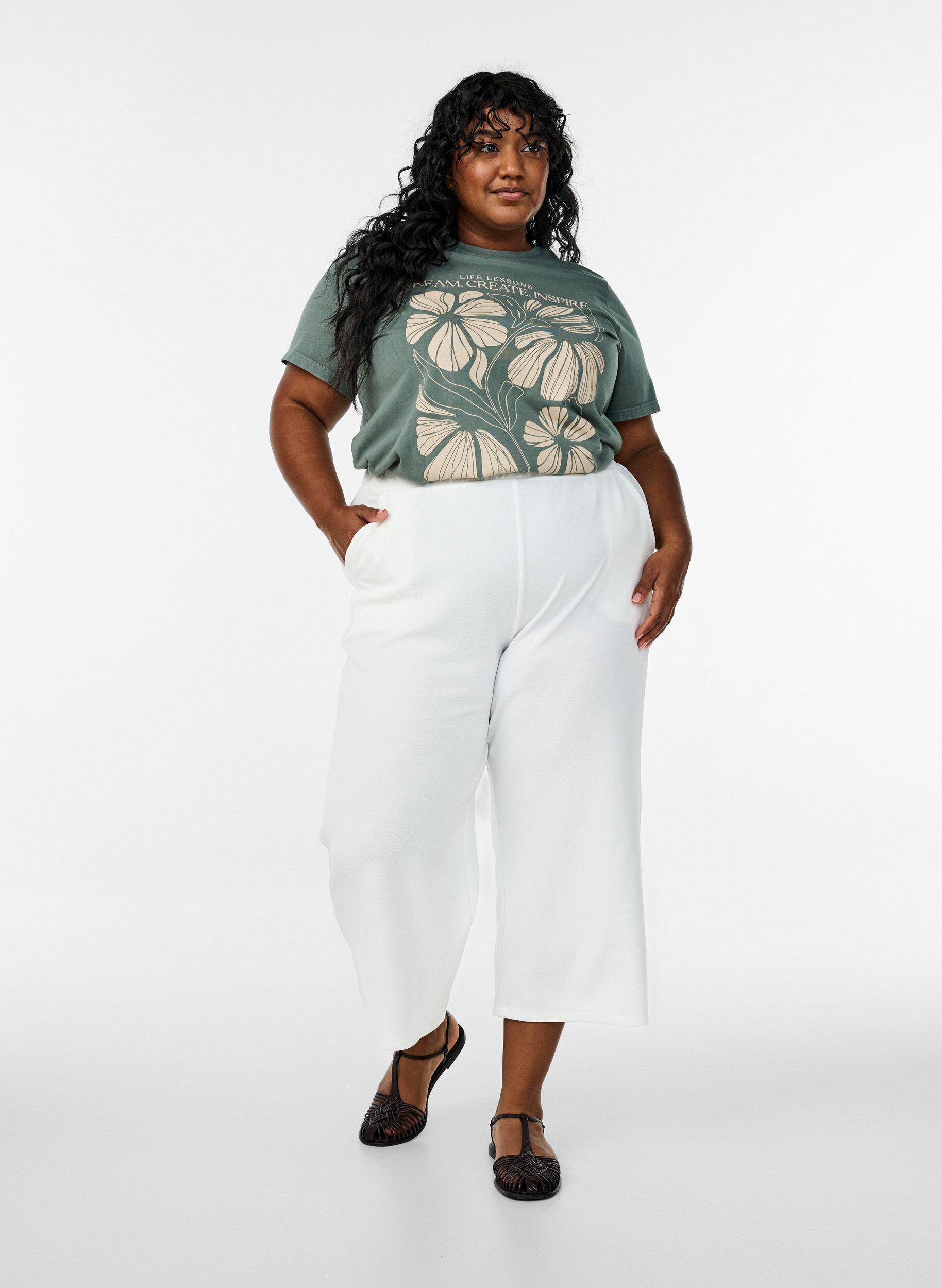 Zizzi T-Shirt aus Bio-Baumwolle mit Textaufdruck und Blumenprint, Gr&uuml;n, Model image number 1