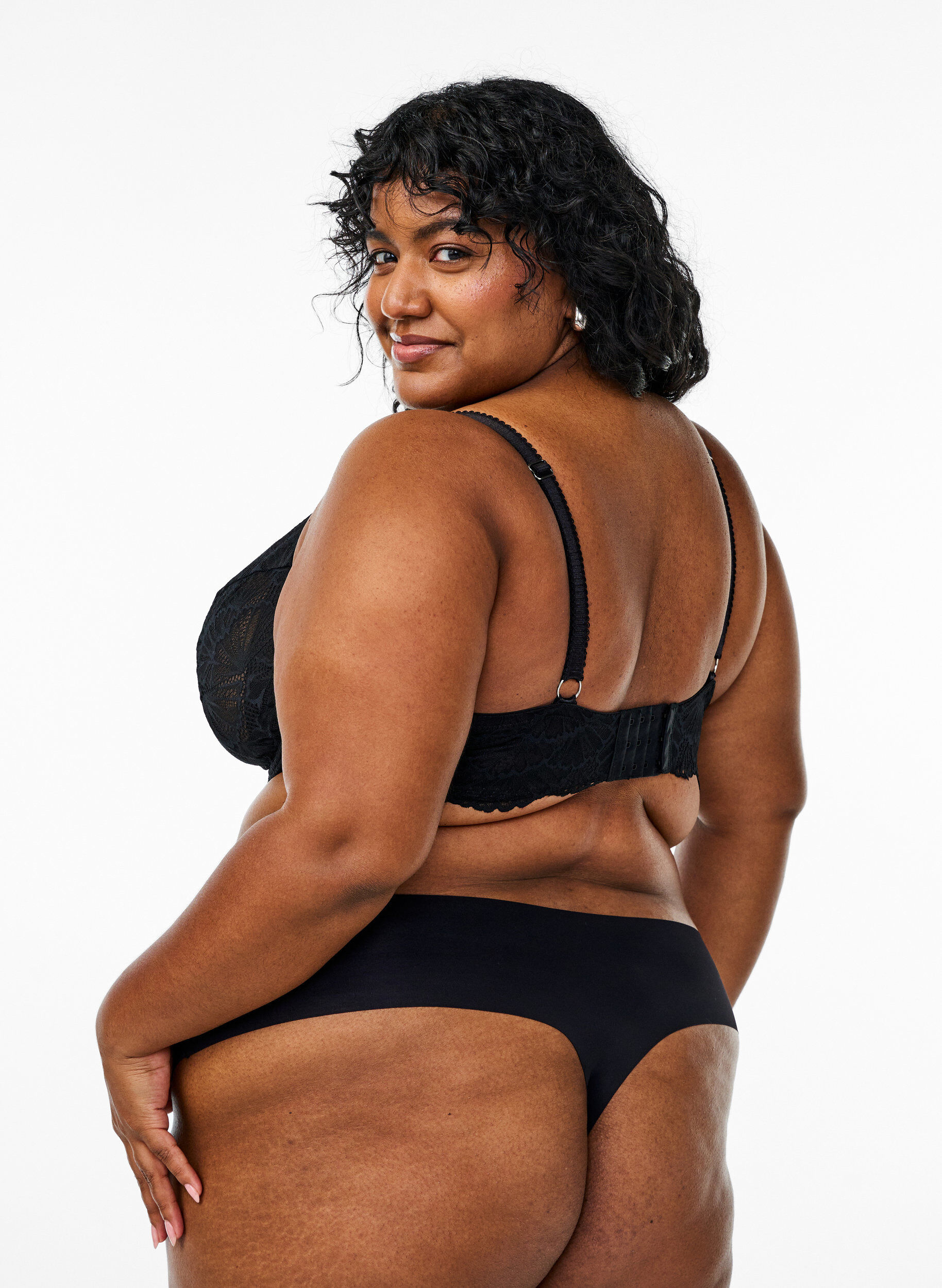 Zizzi Vollschalen-BH aus Spitze mit B&uuml;gel, Schwarz, Model image number 2