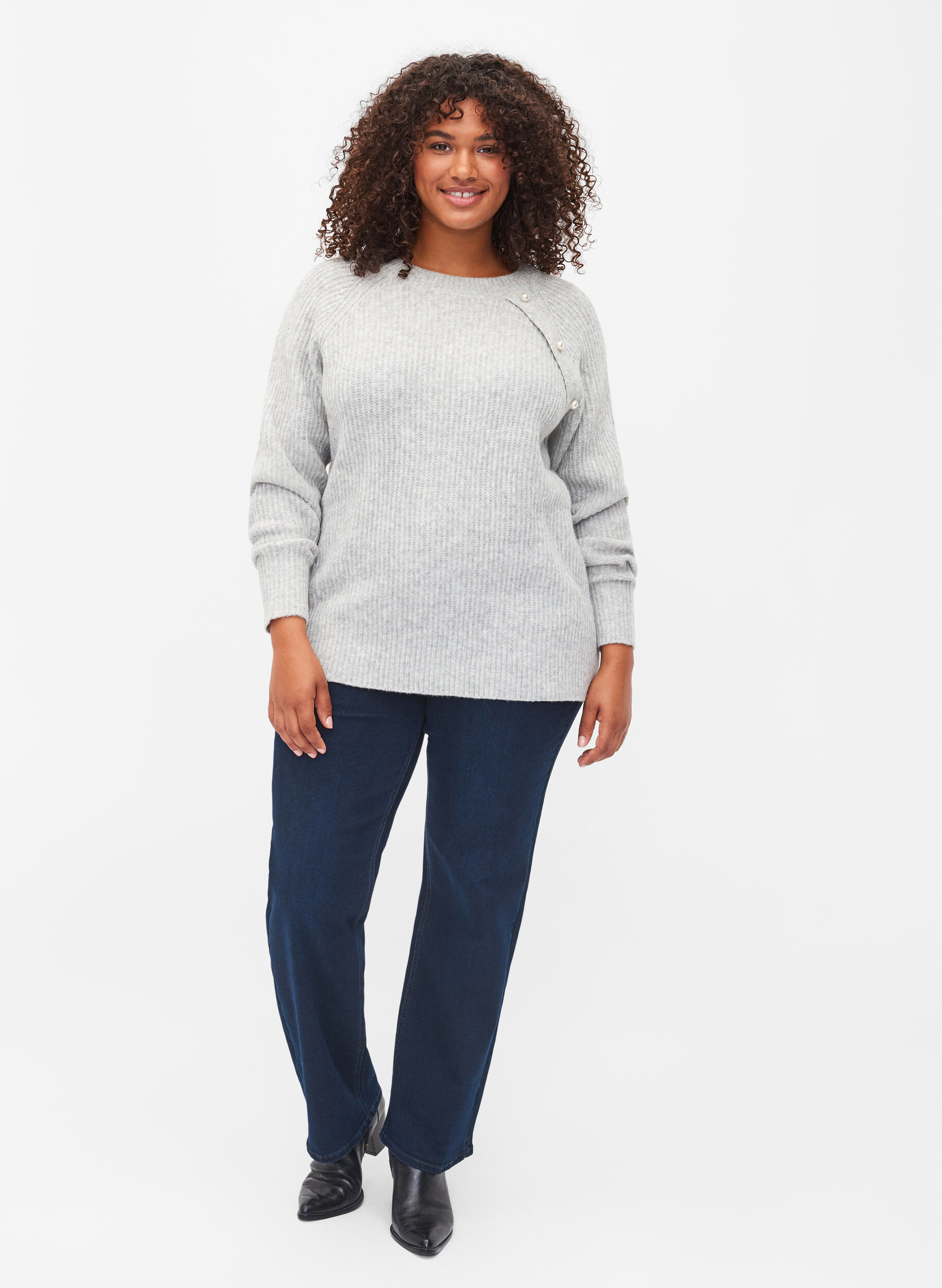 Zizzi Melierter Strickpulli mit Perlenkn&ouml;pfen, Light Grey Melange, Model image number 3