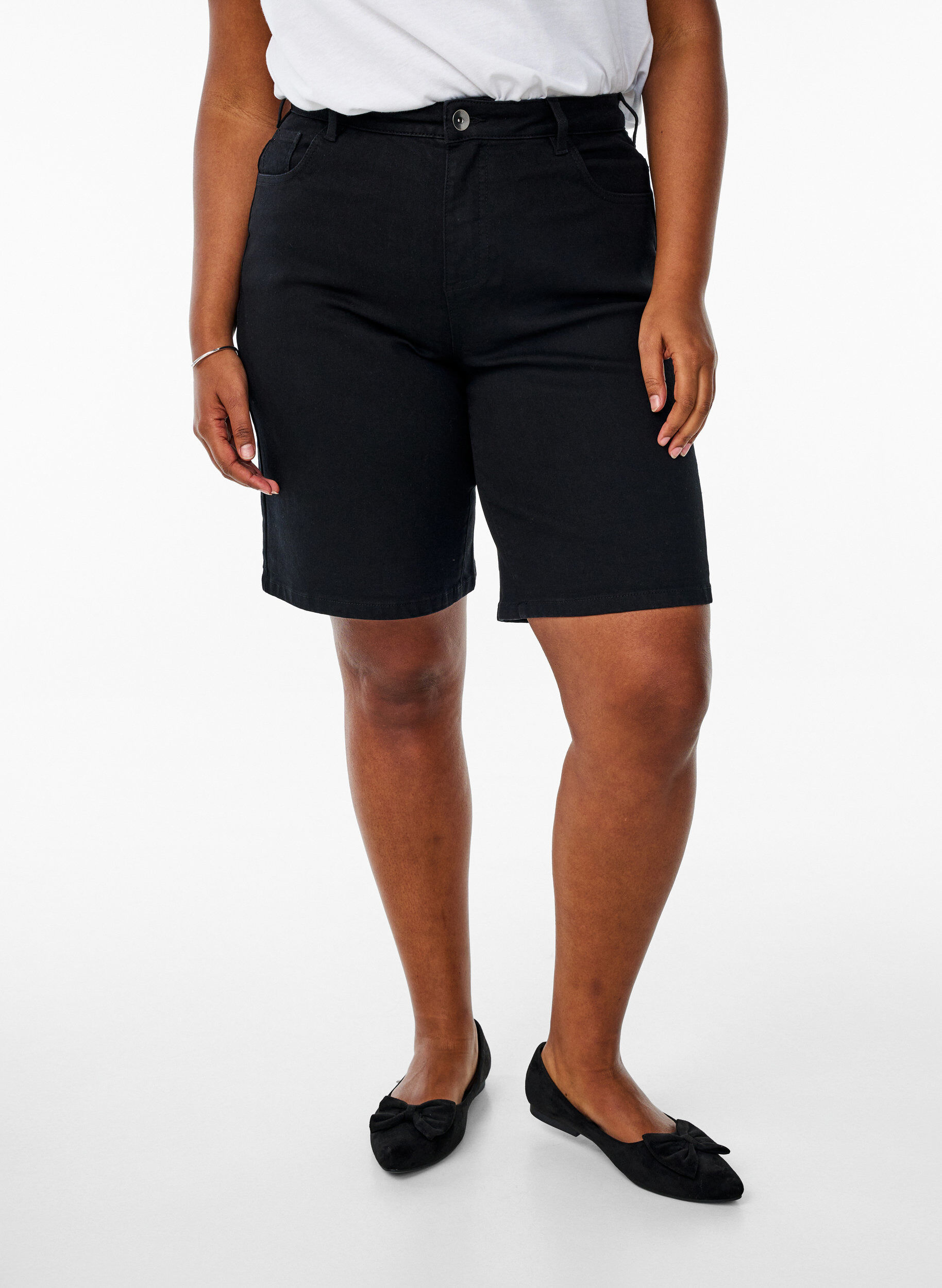 Zizzi Locker sitzende Jeansshorts mit hoher Taille, Schwarz, Model image number 3