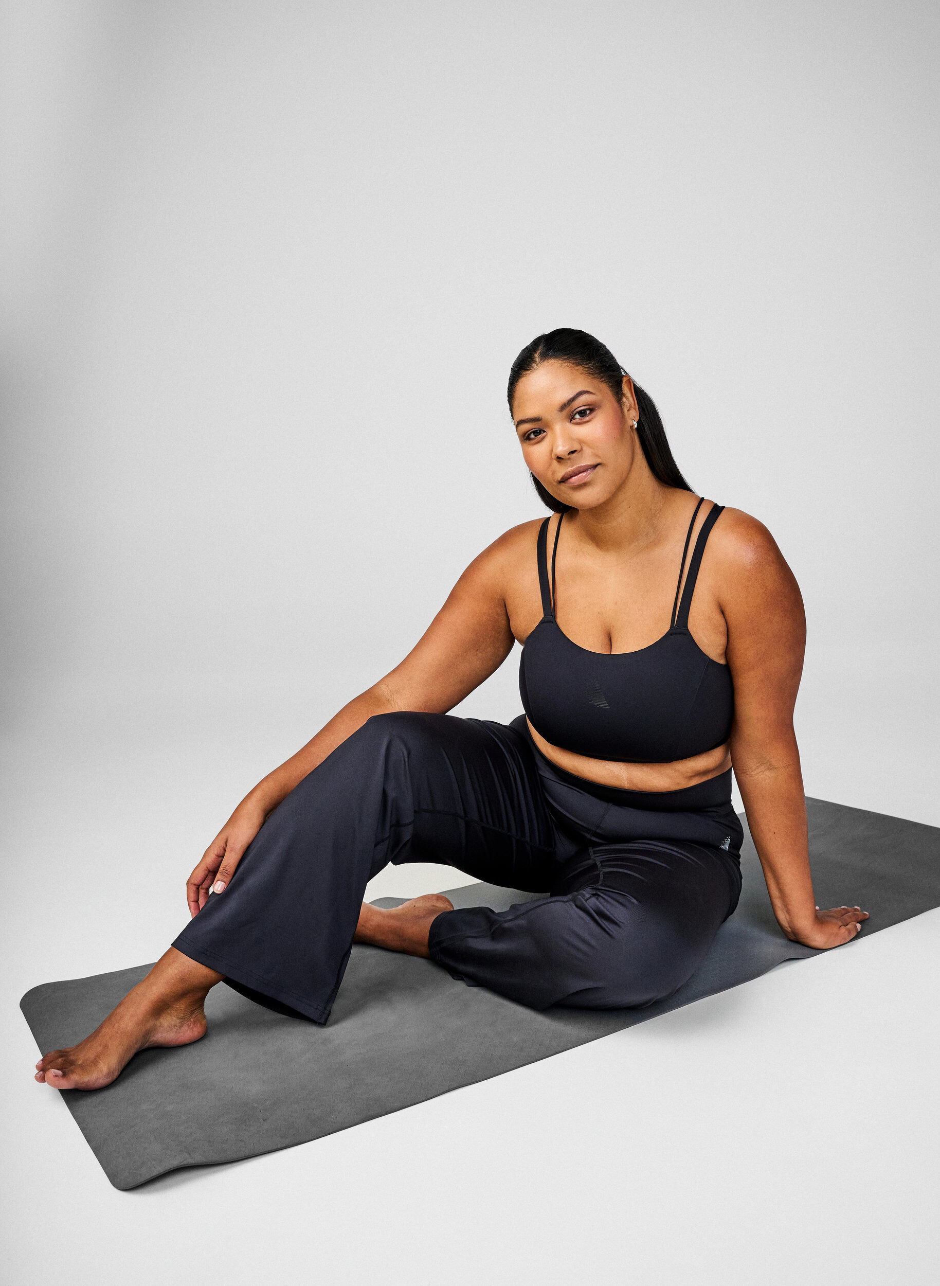 Zizzi Soutien-gorge de sport avec d&eacute;tail crois&eacute; dans le dos, Noir, Image image number 0