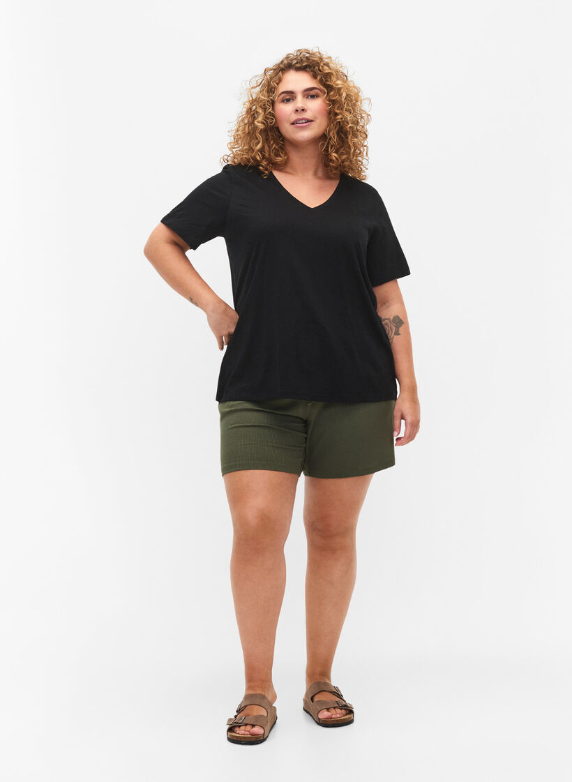 Kurz&auml;rmeliges Basic T-Shirt mit V-Ausschnitt, Schwarz, Model image number 1