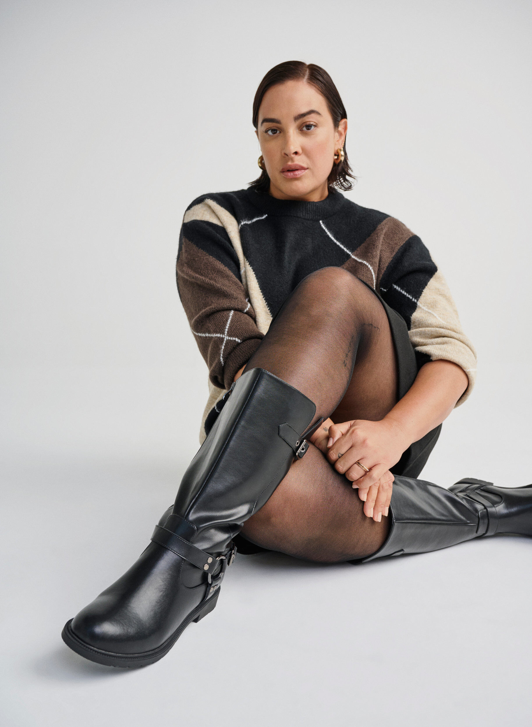 Zizzi Extra-Weite - Hoher Lederstiefel mit dekorativen Schnallen, Schwarz, Image image number 0