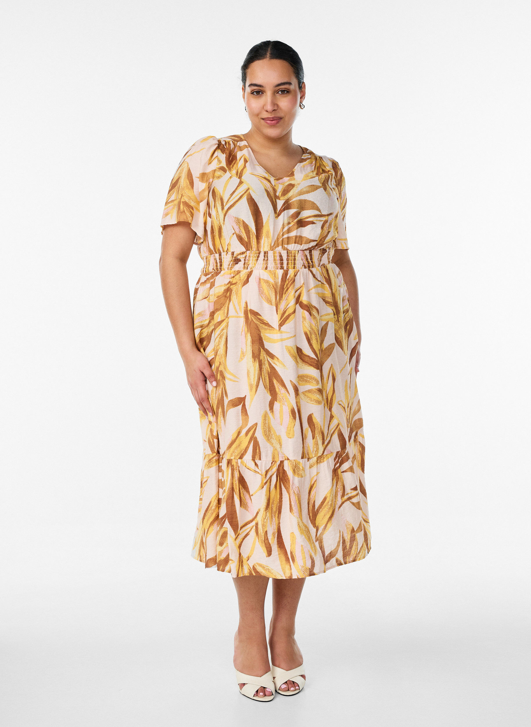 ZizziRobe midi en viscose &agrave; imprim&eacute; feuillage et taille smock&eacute;e, Jaune, Model image number 0