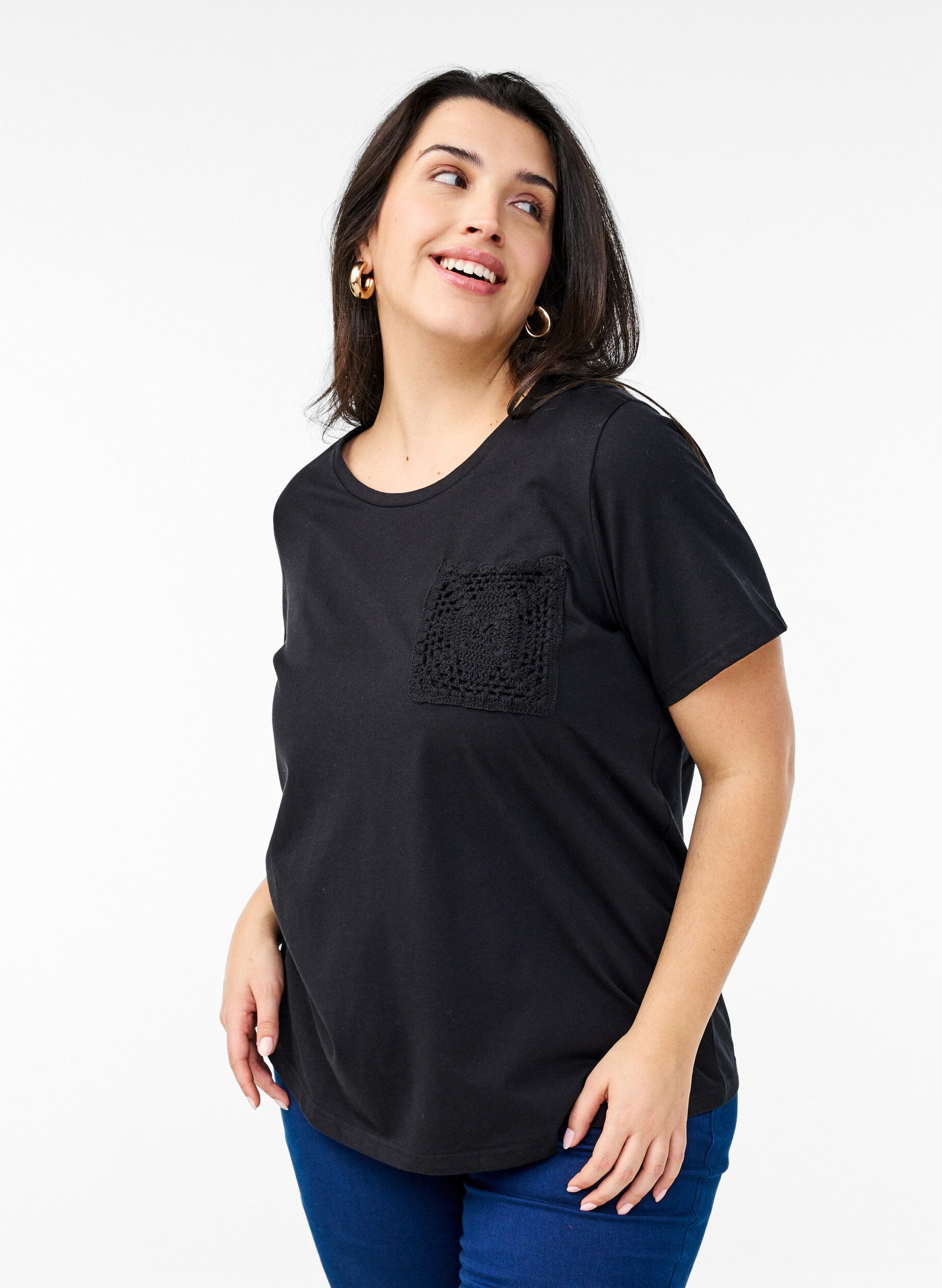 Zizzi T-shirt en coton biologique avec poche de poitrine, Noir, Model image number 0