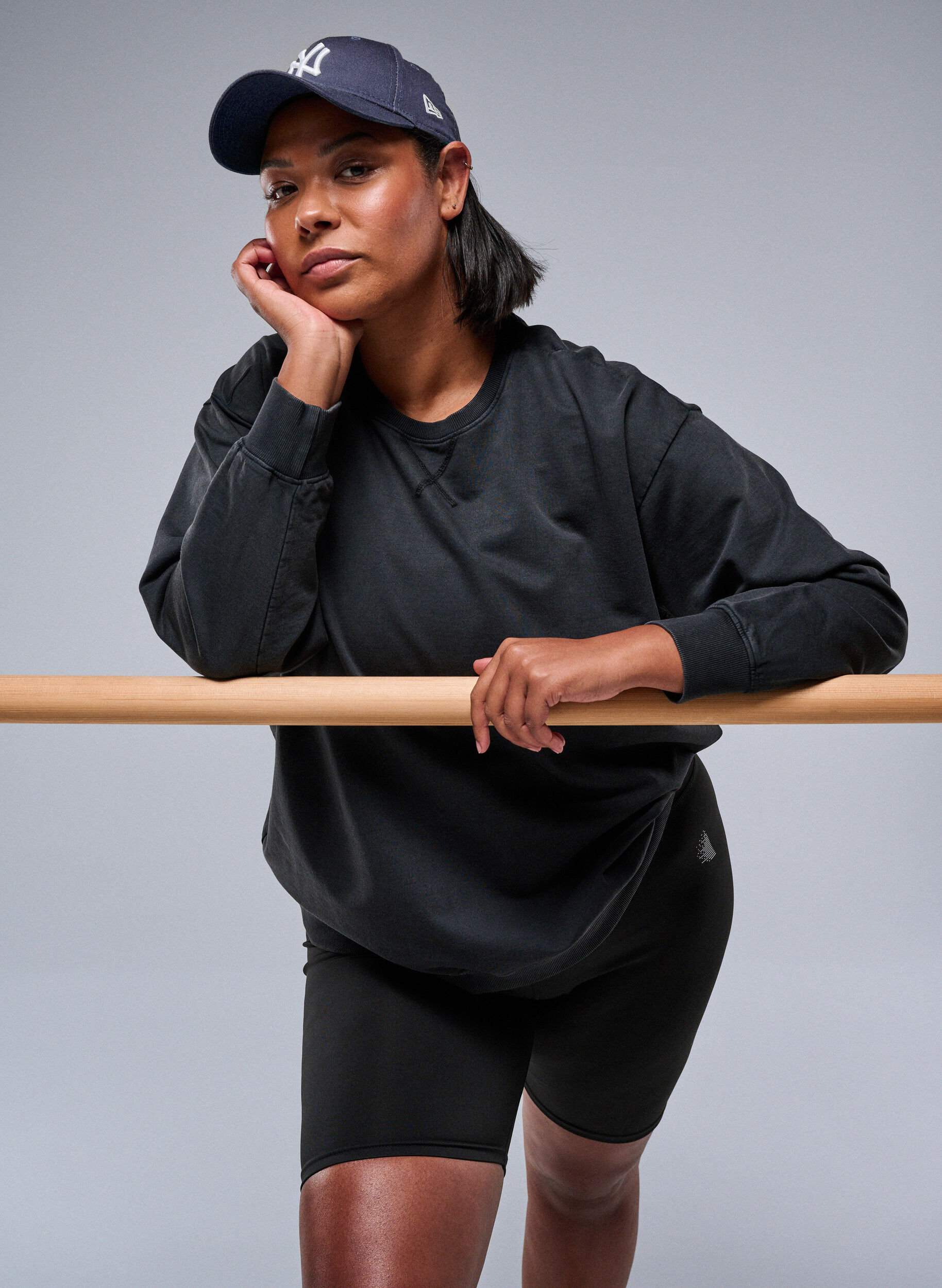 Zizzi Sweat-shirt ample &agrave; l'aspect d&eacute;lav&eacute;, Gris, Image image number 0