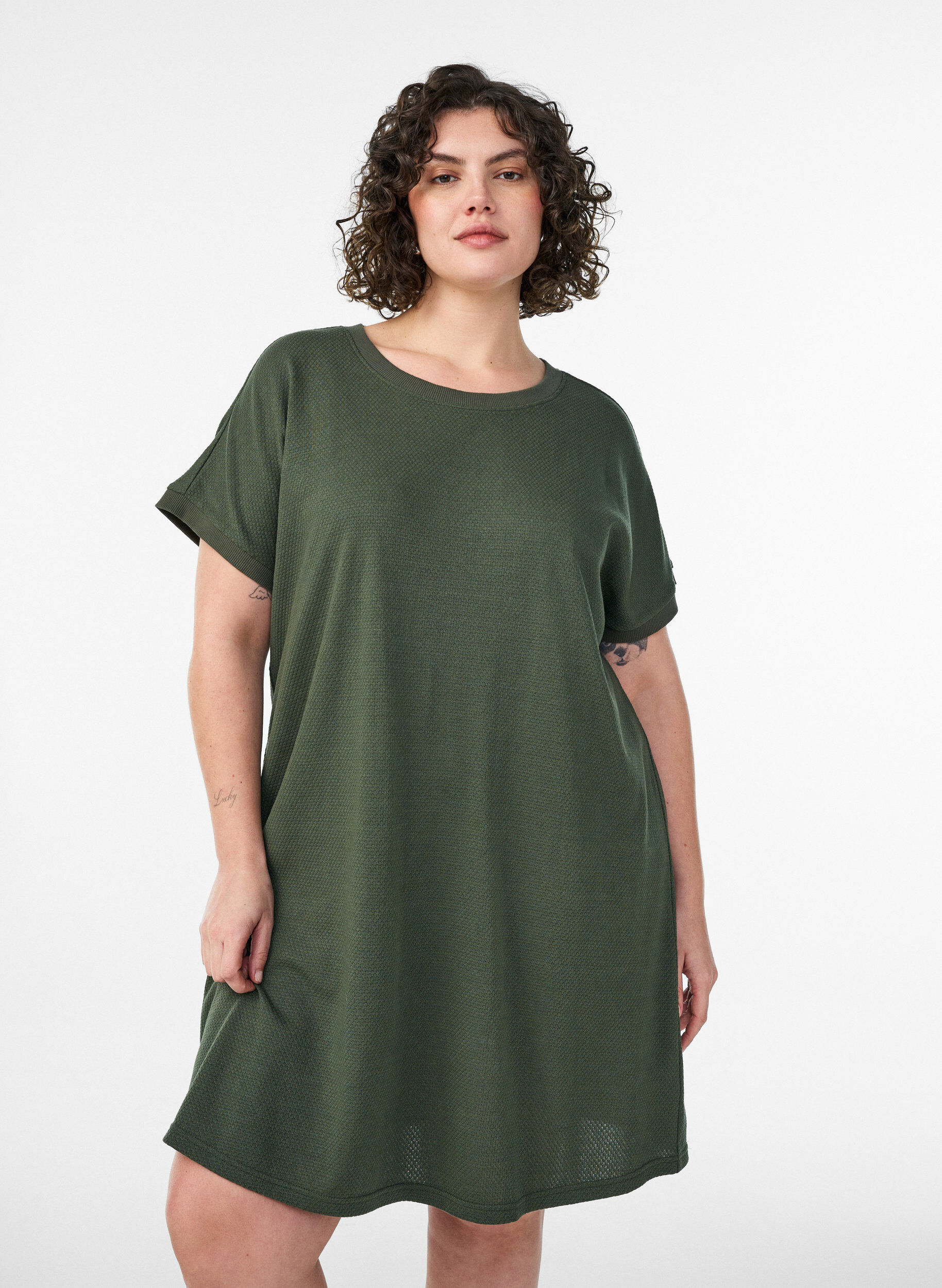 Zizzi Robe courte en jersey textur&eacute; &agrave; col rond, Vert, Model image number 0