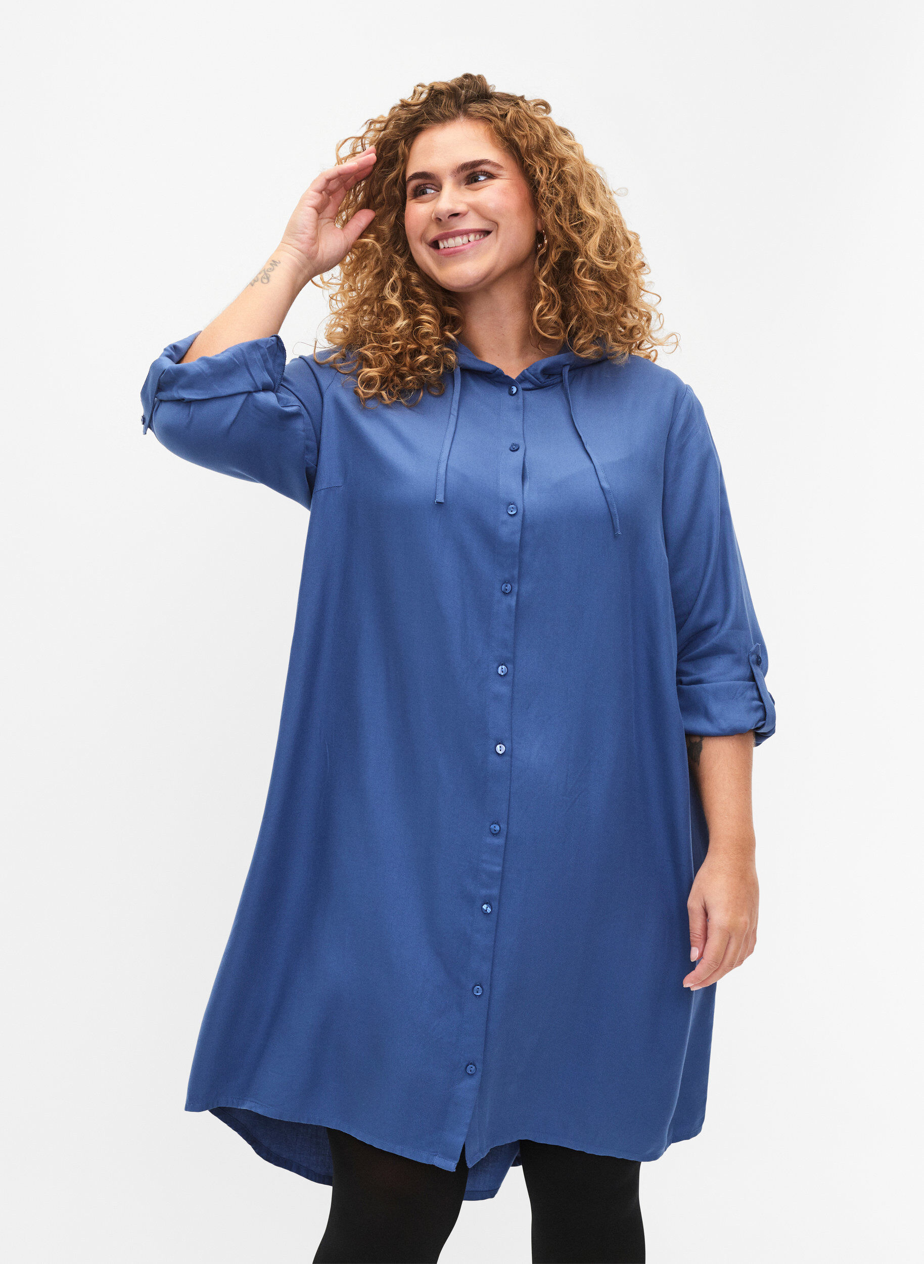 Zizzi Robe chemise en viscose avec capuche et manches 3/4, Moonlight Blue, Model image number 0
