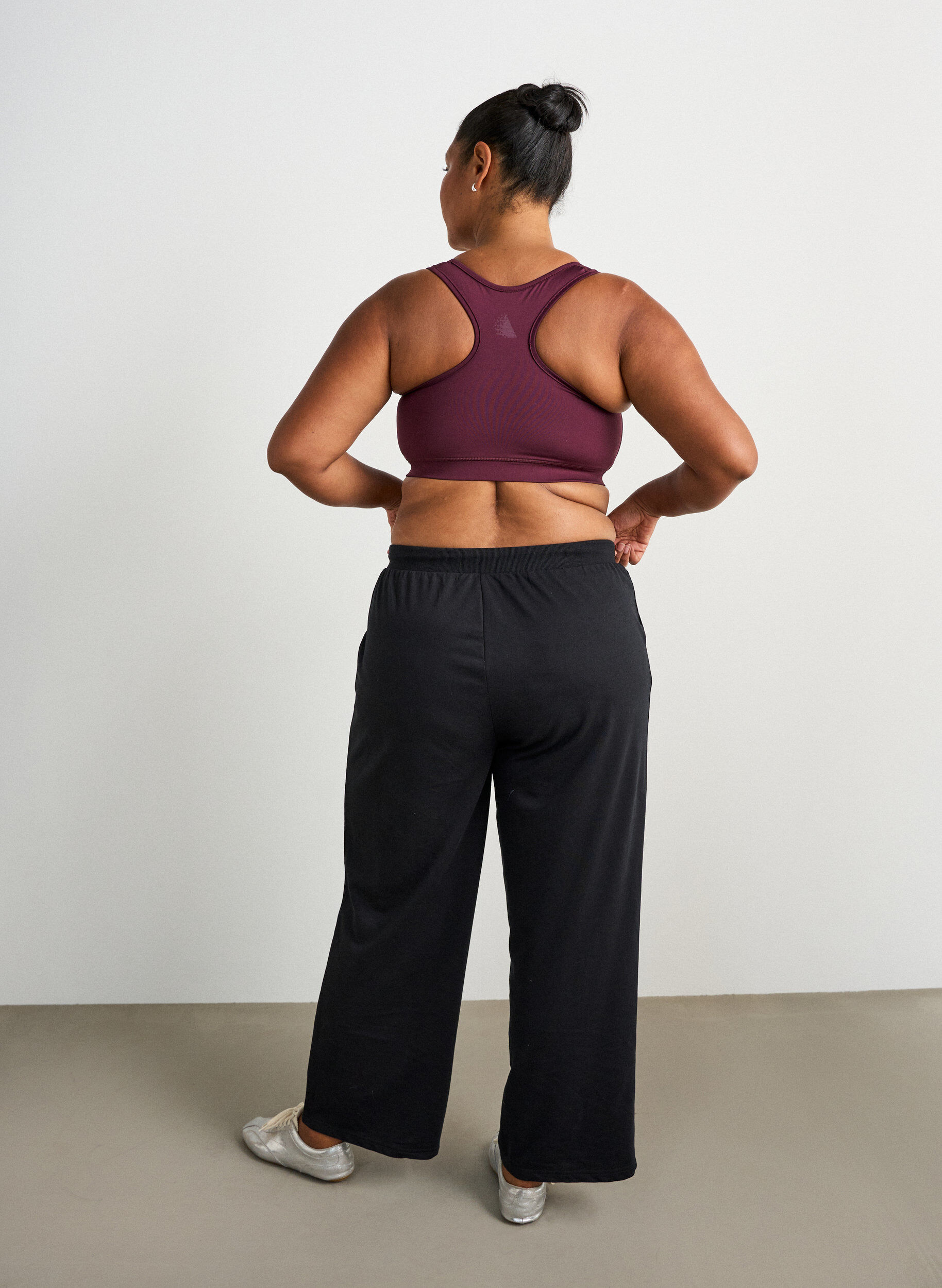 ZizziPantalon d'entra&icirc;nement coupe ample avec taille haute, Noir, Model image number 1