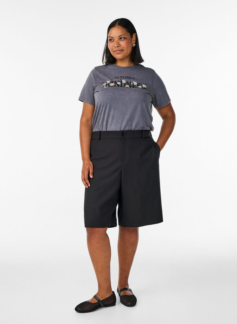 T-Shirt aus Baumwolle mit Washed-Look und gesticktem Motiv, Grau, Model image number 1